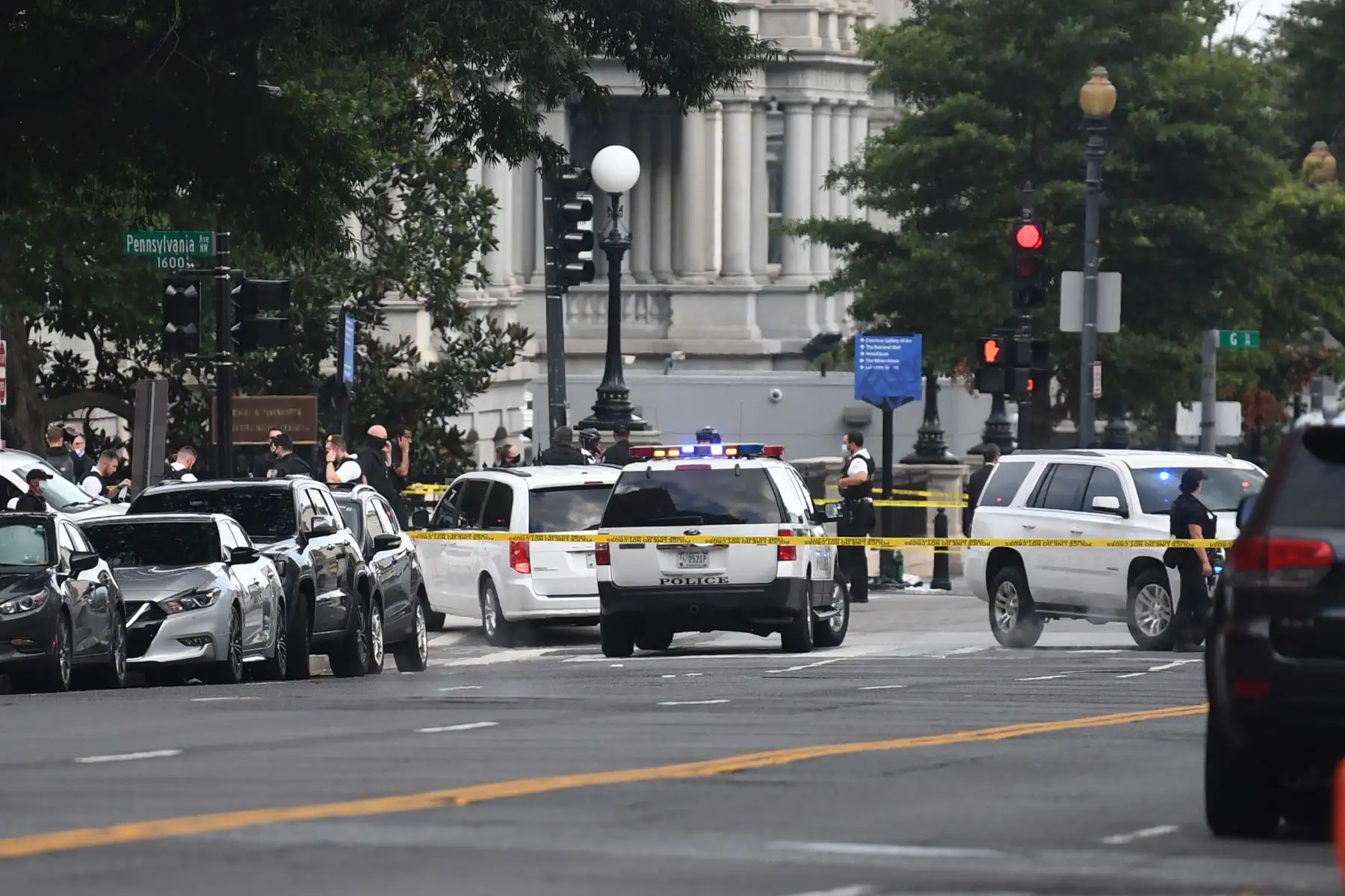 Los coches de la policía bloquean la entrada a la avenida Pennsylvania cerca de la Casa Blanca poco después de que los guardias del Servicio Secreto dispararan a una persona que aparentemente estaba armada, fuera de la Casa Blanca.
Foto: AFP Los coches de la policía bloquean la entrada a la avenida Pennsylvania cerca de la Casa Blanca poco después de que los guardias del Servicio Secreto dispararan a una persona que aparentemente estaba armada, fuera de la Casa Blanca.
Foto: AFP