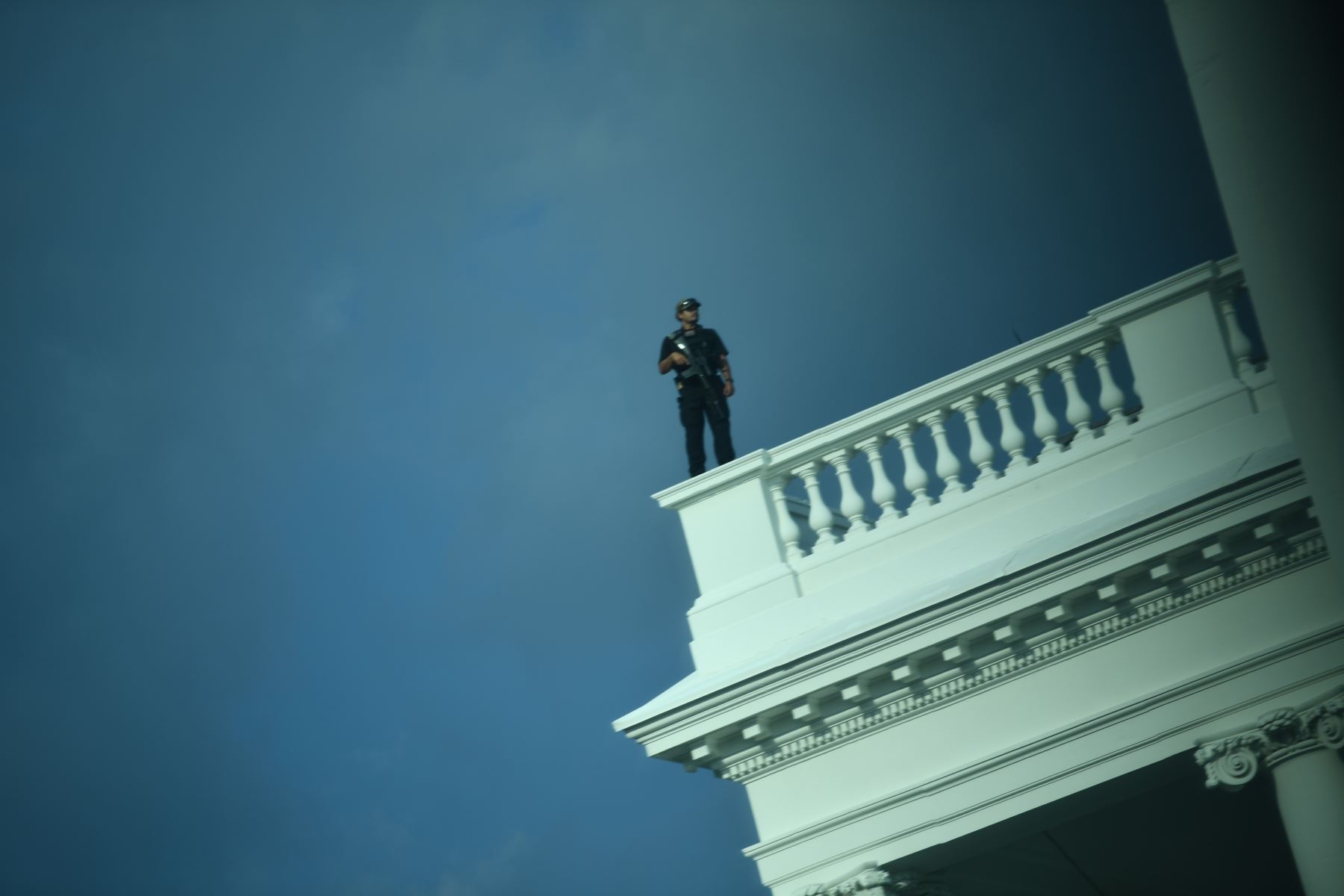 Un miembro del Servicio Secreto de los Estados Unidos toma posición en el techo mientras la Casa Blanca está cerrada en Washington. Los guardias del Servicio Secreto dispararon a una persona, que aparentemente estaba armada.
Foto: AFP