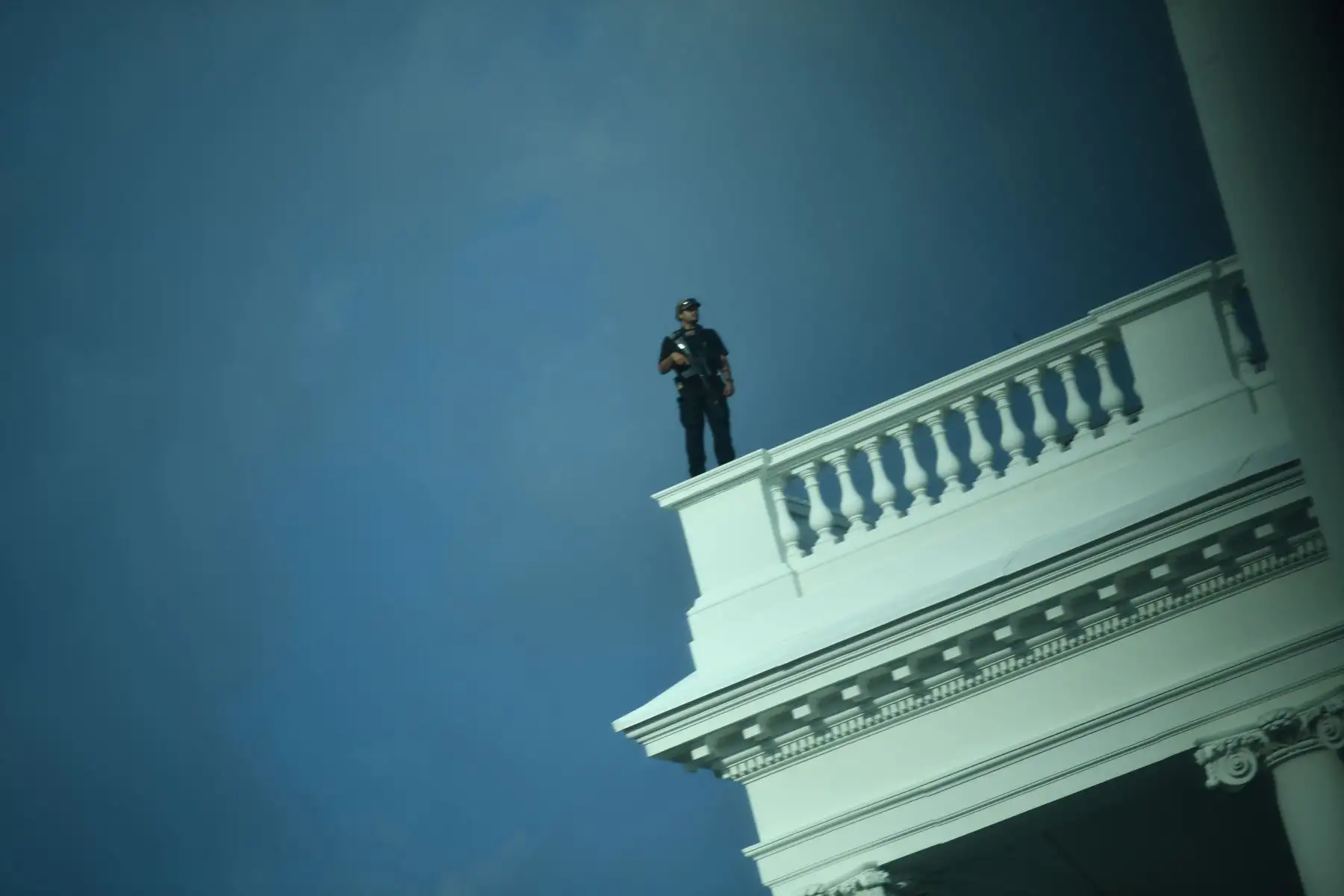 Un miembro del Servicio Secreto de los Estados Unidos toma posición en el techo mientras la Casa Blanca está cerrada en Washington. Los guardias del Servicio Secreto dispararon a una persona, que aparentemente estaba armada.
Foto: AFP Un miembro del Servicio Secreto de los Estados Unidos toma posición en el techo mientras la Casa Blanca está cerrada en Washington. Los guardias del Servicio Secreto dispararon a una persona, que aparentemente estaba armada.
Foto: AFP