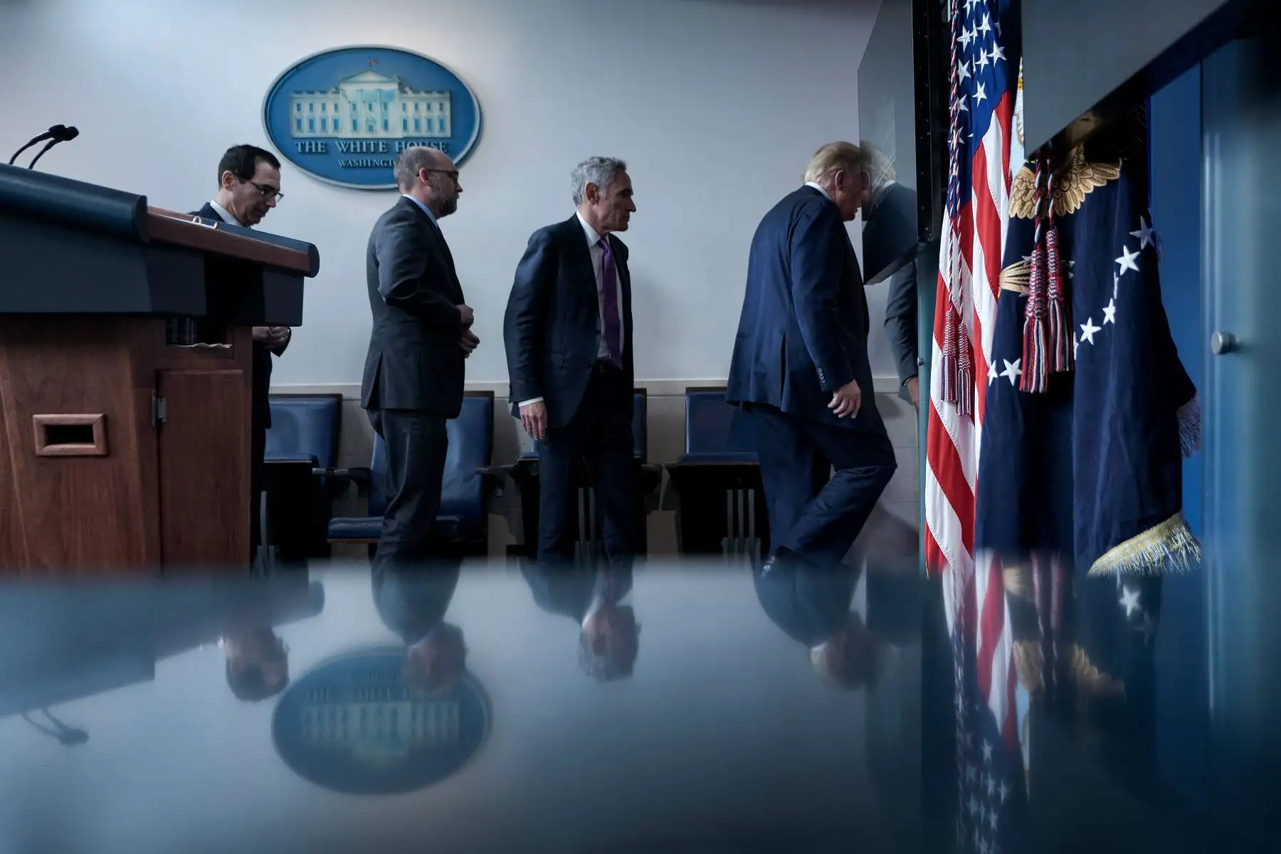 El secretario del Tesoro de los Estados Unidos, Steven Mnuchin, el director de la Oficina de Gestión y Presupuesto Russell Vought, miembro del grupo de trabajo sobre el coronavirus Scott Atlas, y el presidente de los Estados Unidos, Donald Trump, se van después de una sesión informativa en la Casa Blanca.
Foto: AFP El secretario del Tesoro de los Estados Unidos, Steven Mnuchin, el director de la Oficina de Gestión y Presupuesto Russell Vought, miembro del grupo de trabajo sobre el coronavirus Scott Atlas, y el presidente de los Estados Unidos, Donald Trump, se van después de una sesión informativa en la Casa Blanca.
Foto: AFP