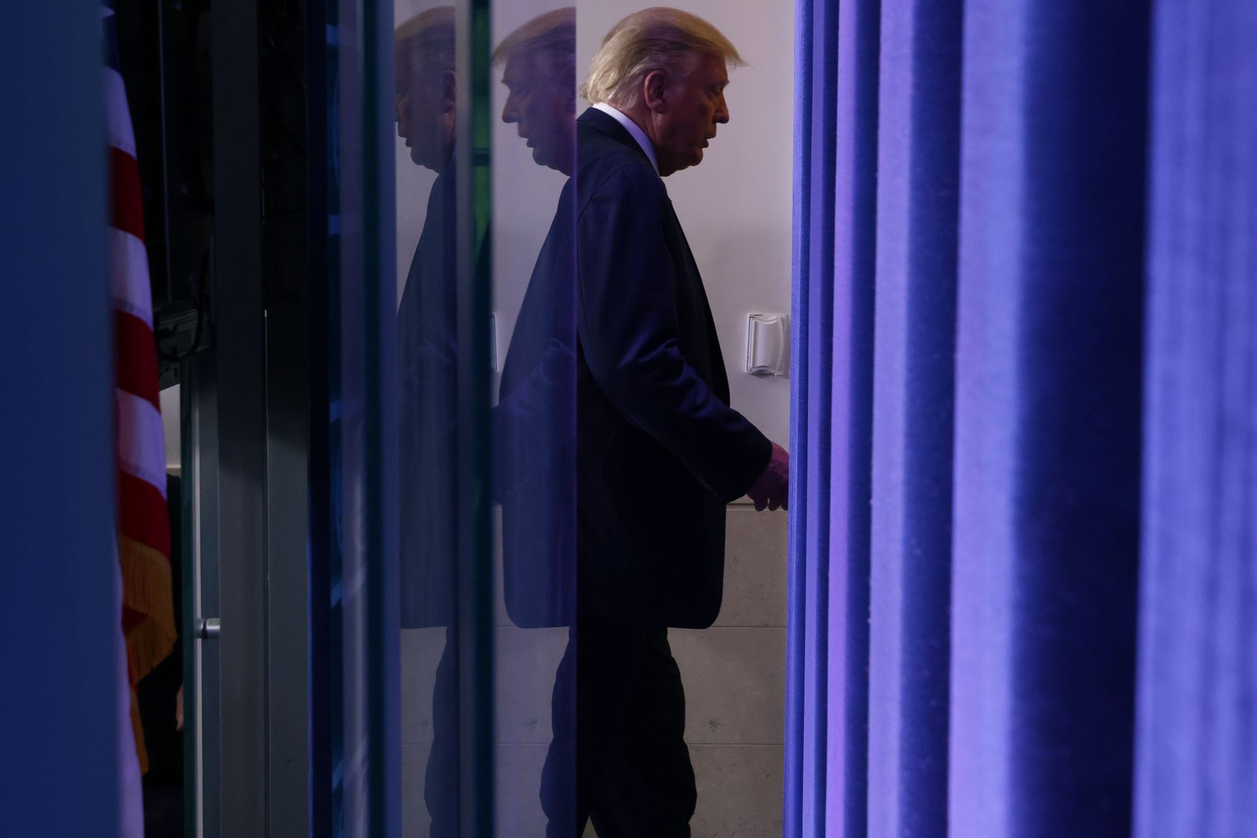 El presidente de los Estados Unidos, Donald Trump, abandona la sala de reuniones después de que se reportaron disparos cerca de la Casa Blanca.
Foto: AFP