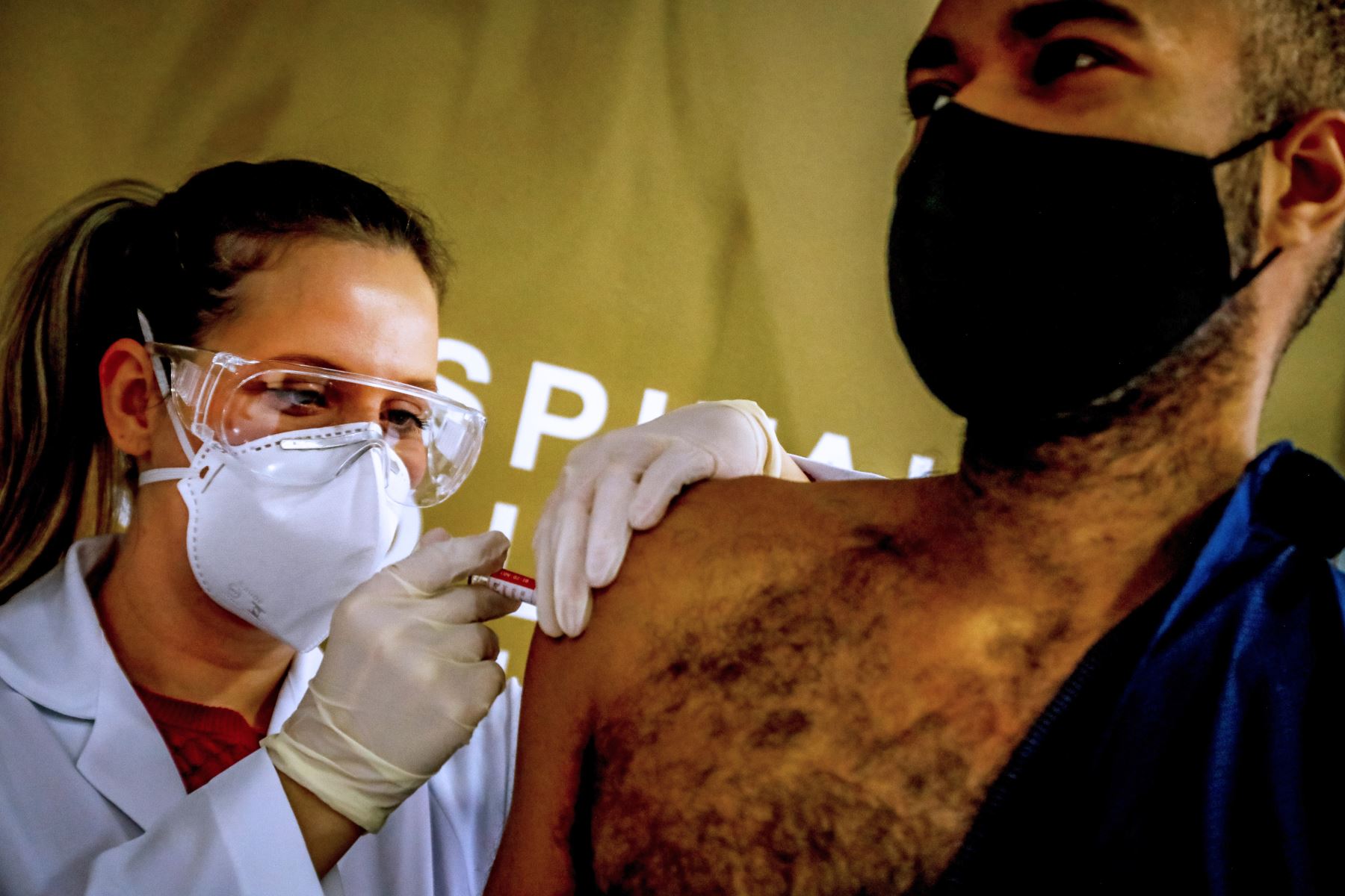 Un trabajador de salud y voluntario Paulo Roberto Oliveira recibe una vacuna de covid-19 producida por la empresa china Sinovac Biotech en el Hospital Sao Lucas, en Porto Alegre, sur de Brasil. Foto: AFP