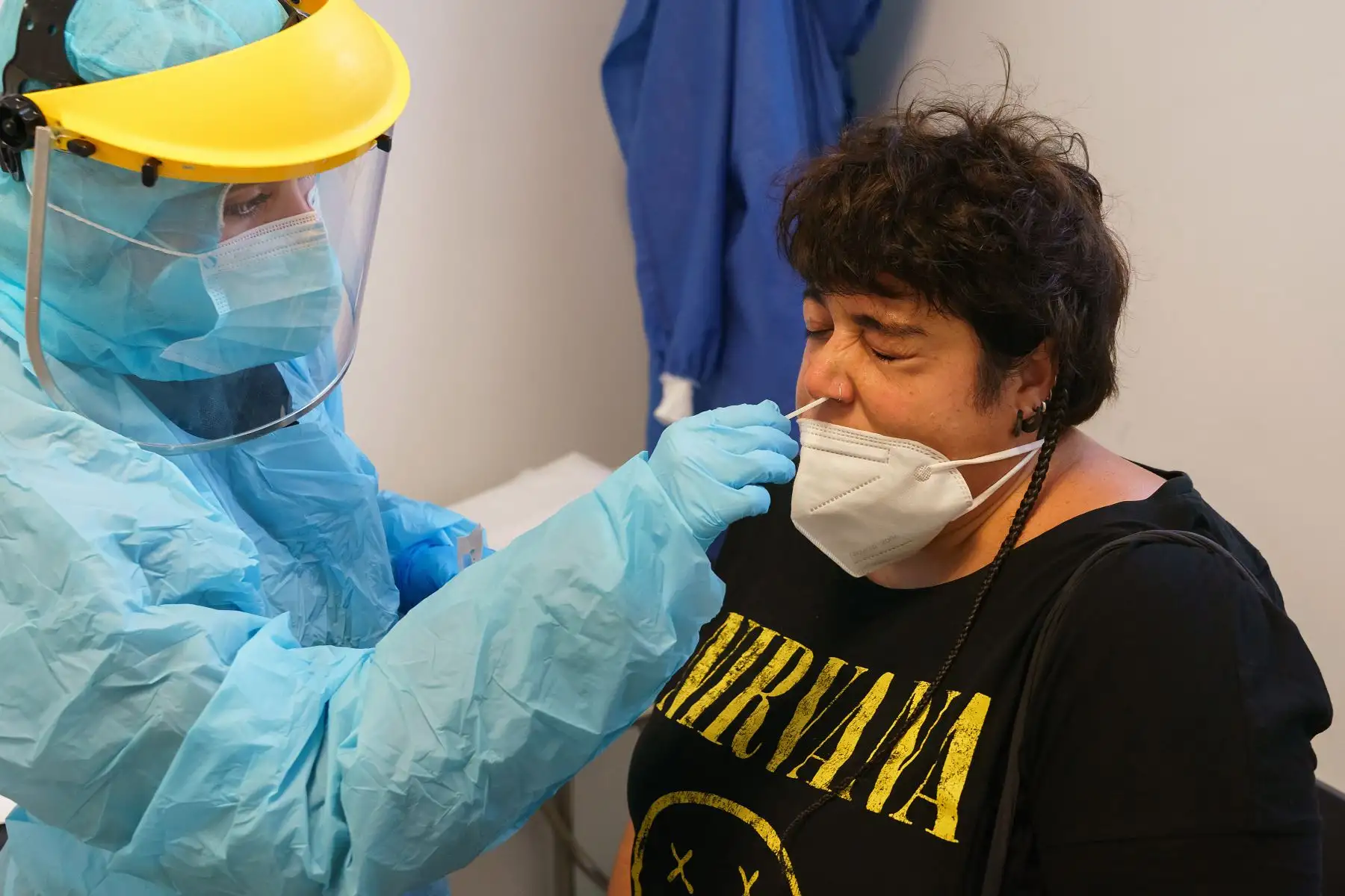 Un trabajador de la salud vestido con equipo de protección toma muestras de una mujer para detectar la enfermedad covid-19 en el centro de salud de La Jota en Zaragoza.
Foto: AFP