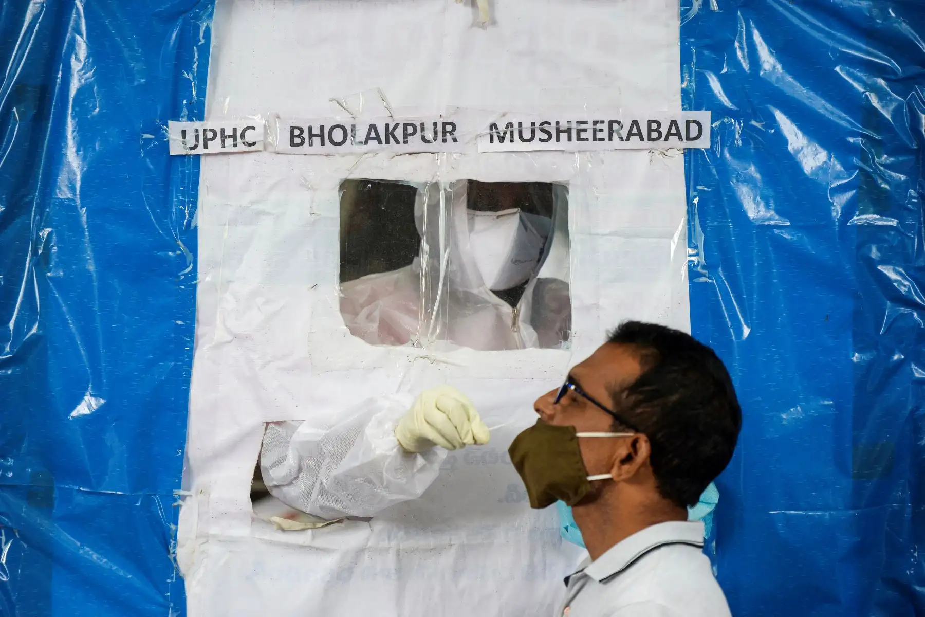 Un trabajador de la salud toma un hisopo de un residente en una caseta de pruebas de covid -19 gratuita improvisada en Hyderabad.
Foto: AFP