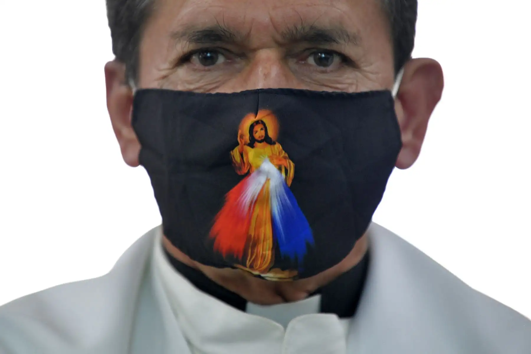 Un sacerdote observa antes de dar una misa durante la romería de la figura del 