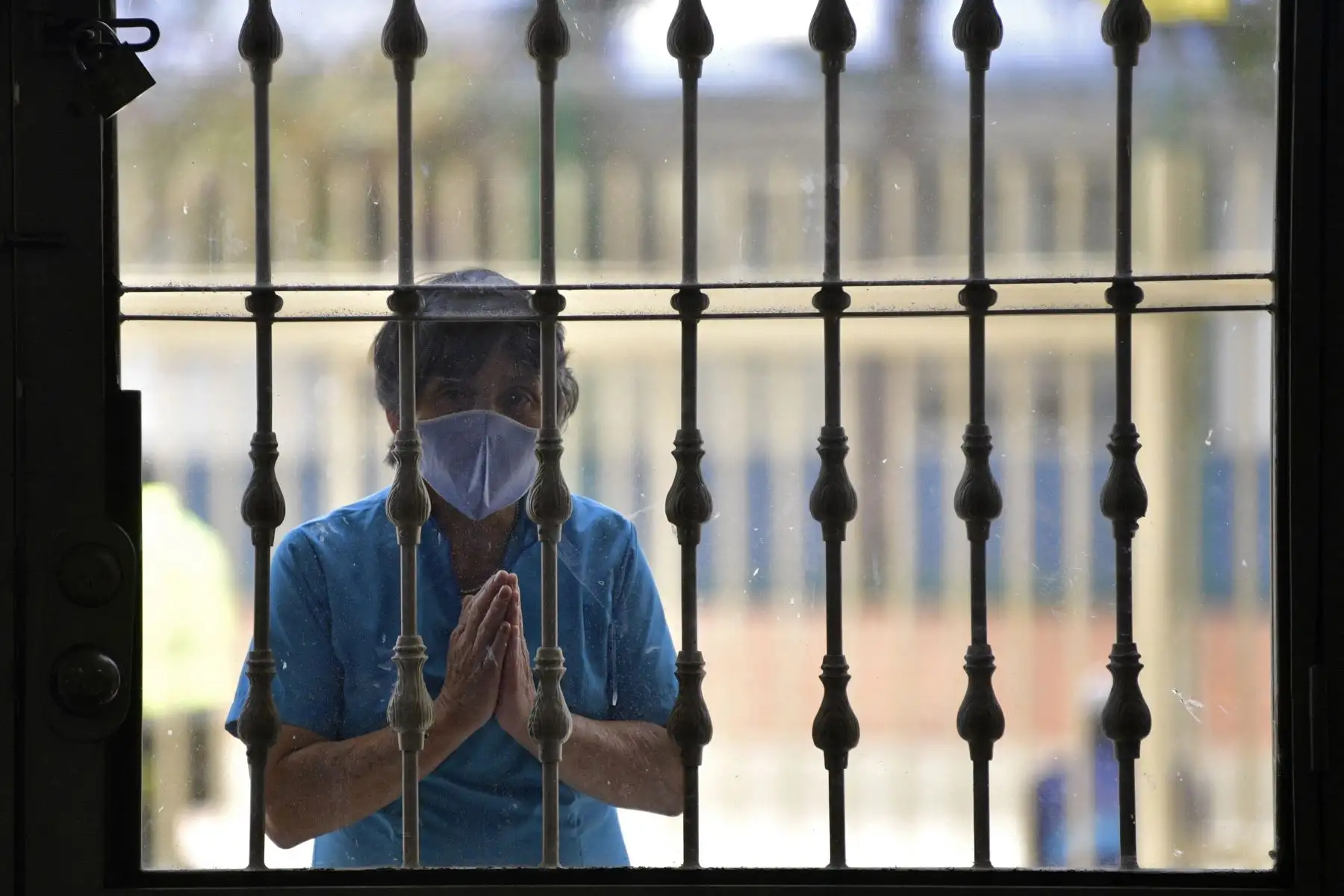 Un feligrés reza frente a la Catedral Parroquial Jesucristo Nuestra Paz durante la romería de la figura del 