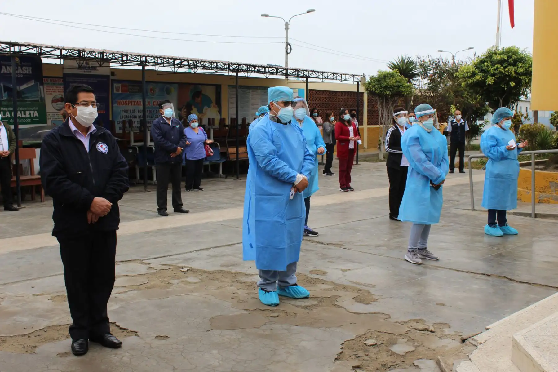 En el patio central del Hospital La Caleta de Chimbote, el personal ofreció oraciones por la recuperación de los pacientes covid-19. Foto: ANDINA/Difusión