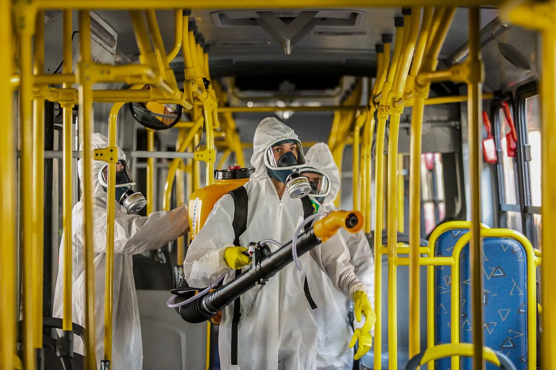 Personal militar de las Fuerzas Armadas de Brasil desinfectan un autobús en la terminal de autobuses de Santa Candida para combatir la propagación del covid -19, en Curitiba, estado de Paraná.
Foto: AFP