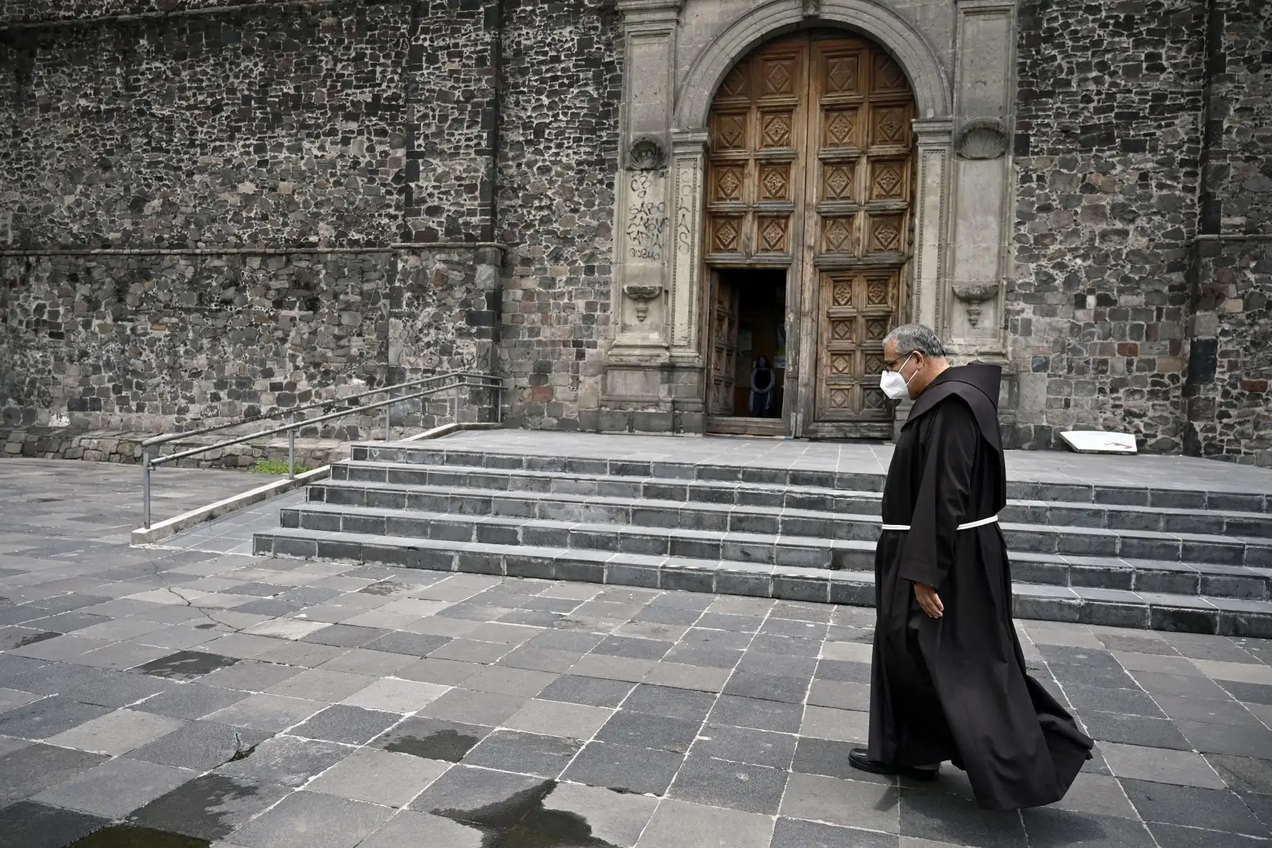 Un padre franciscano de la iglesia de Santiago Tlatelolco usa una mascarilla como medida preventiva contra la propagación del nuevo coronavirus en la Ciudad de México.
Foto: AFP