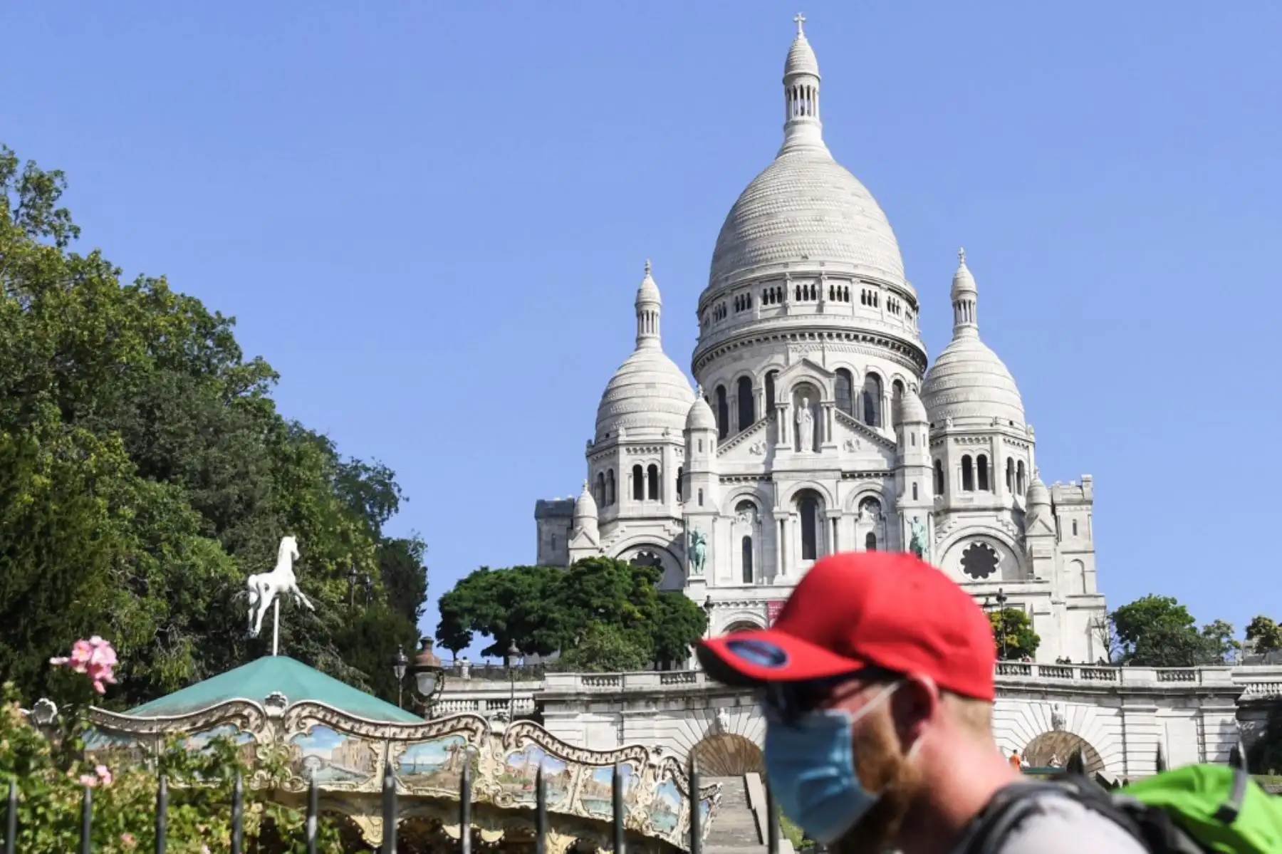 Un hombre con mascarilla protectora pasa por delante de la basílica del Sacre Coeur, en el barrio de Montmartre. Ell alcalde decidió hacer obligatoria la mascarilla en determinadas zonas de la ciudad para luchar contra el surgimiento de nuevos casos de infectados.

Foto: AFP