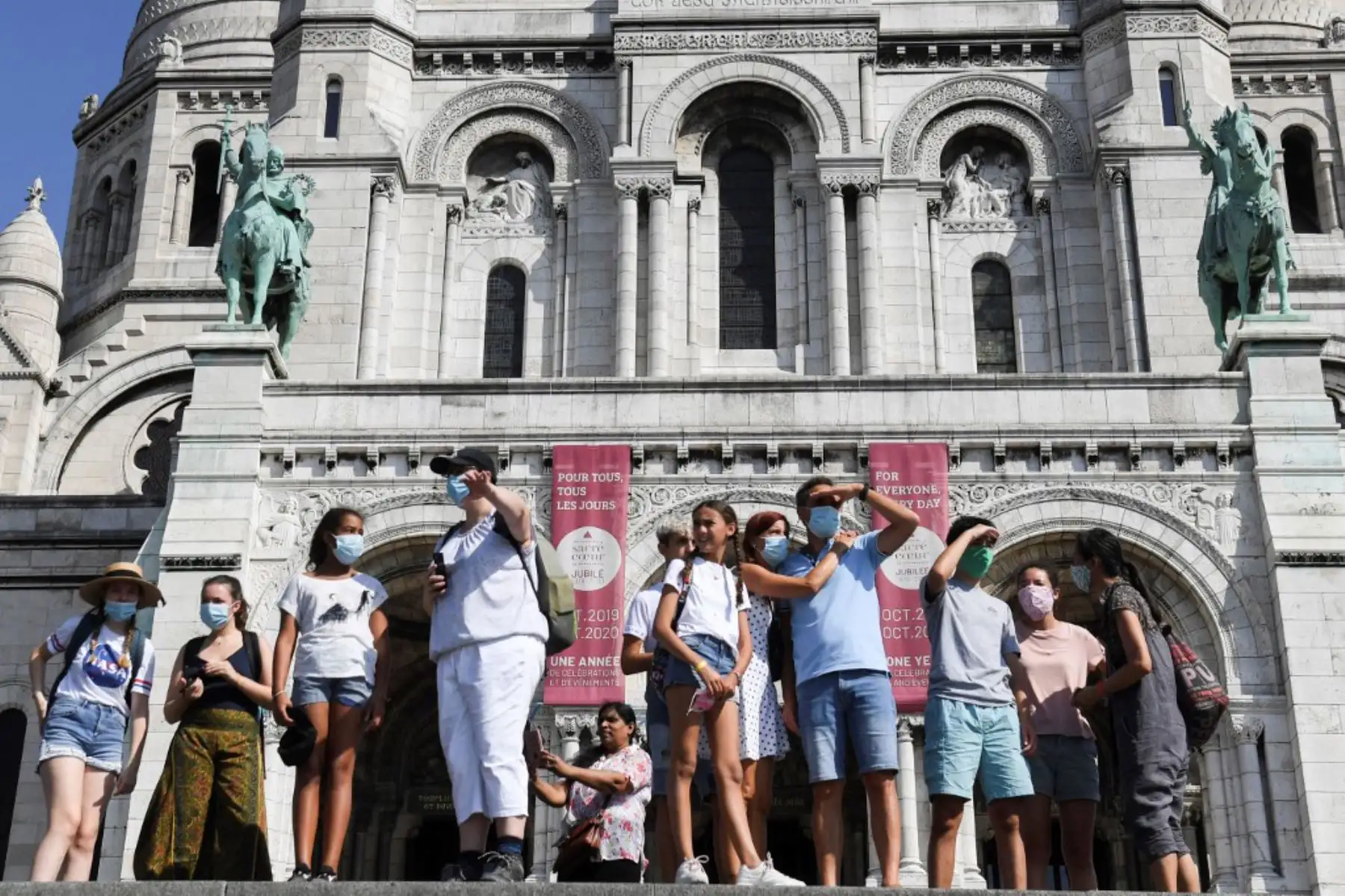 Personas con mascarillas protectoras pasan por delante de la basílica del Sacre Coeur, en el barrio de Montmartre. El alcalde decidió hacer obligatoria la mascarilla en determinadas zonas de la ciudad para luchar contra el surgimiento de nuevos casos de infectados.

Foto: AFP