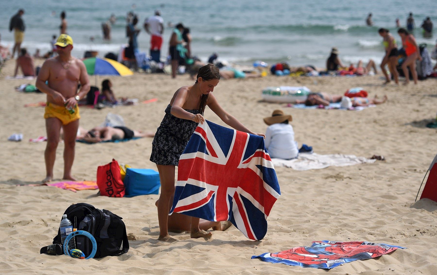 Amantes de la playa toman el sol en Bournemouth, Gran Bretaña. Se espera que las temperaturas alcancen los 35 ° C en Gran Bretaña hoy. Muchos británicos eligen vacaciones en el extranjero durante la pandemia de coronavirus. Sin embargo, los ayuntamientos temen un aumento en las infecciones por coronavirus debido a la gran cantidad de visitantes a los lugares de vacaciones. 

Foto: EFE