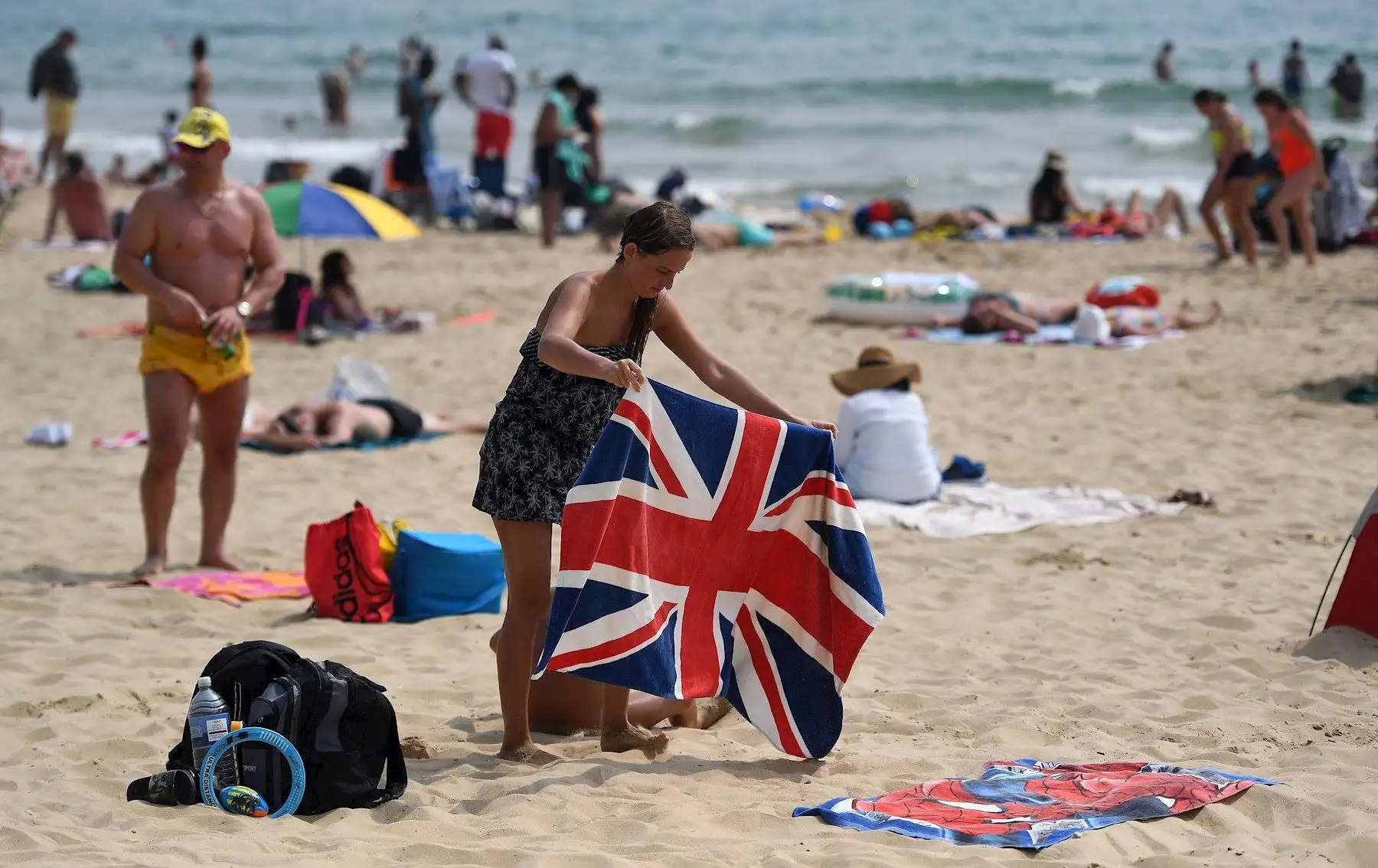 Amantes de la playa toman el sol en Bournemouth, Gran Bretaña. Se espera que las temperaturas alcancen los 35 ° C en Gran Bretaña hoy. Muchos británicos eligen vacaciones en el extranjero durante la pandemia de coronavirus. Sin embargo, los ayuntamientos temen un aumento en las infecciones por coronavirus debido a la gran cantidad de visitantes a los lugares de vacaciones. 

Foto: EFE