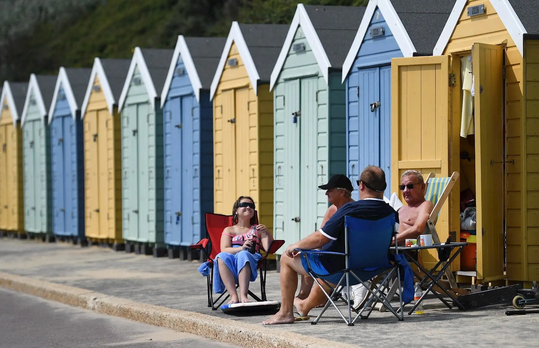Amantes de la playa toman el sol en Bournemouth, Gran Bretaña. Se espera que las temperaturas alcancen los 35 ° C en Gran Bretaña hoy. Muchos británicos eligen vacaciones en el extranjero durante la pandemia de coronavirus. Sin embargo, los ayuntamientos temen un aumento en las infecciones por coronavirus debido a la gran cantidad de visitantes a los lugares de vacaciones. 

Foto: EFE