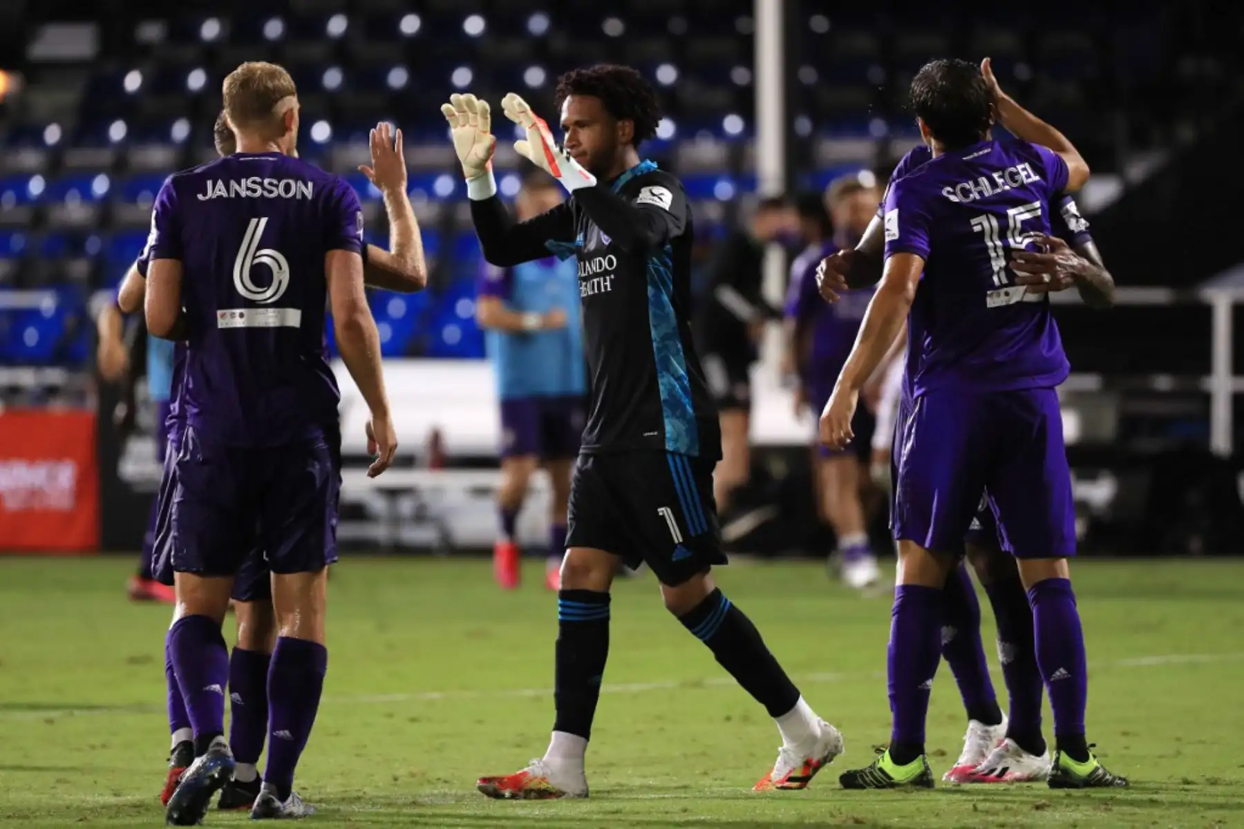 Pedro Gallese, arquero del Orlando City saluda a sus compañeros de equipo después de su victoria sobre el Inter Miami como parte del Torneo de regreso de MLS en ESPN Wide World of Sports Complex

Foto: AFP