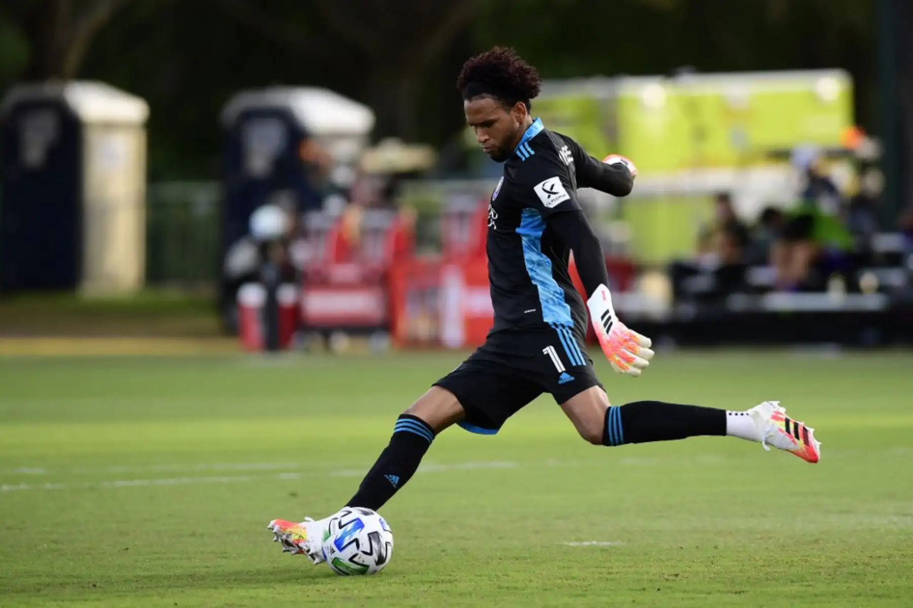 Pedro Gallese, arquero del Orlando City patea el balón durante un partido de cuartos de final del Torneo MLS Is Back entre Orlando City y Los Angeles FC en ESPN Wide World of Sports Complex.

Foto: AFP