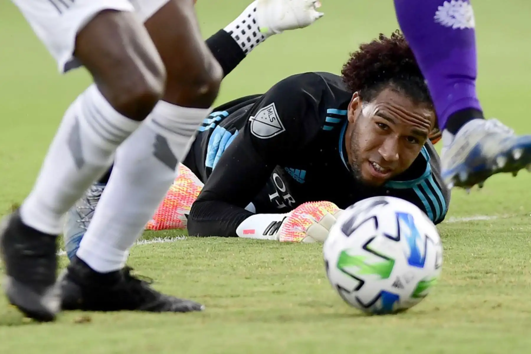 Pedro Gallese, arquero del Orlando City mira la pelota durante un partido de cuartos de final del Torneo MLS Is Back entre Orlando City y Los Angeles FC en ESPN Wide World of Sports Complex.

Foto: AFP