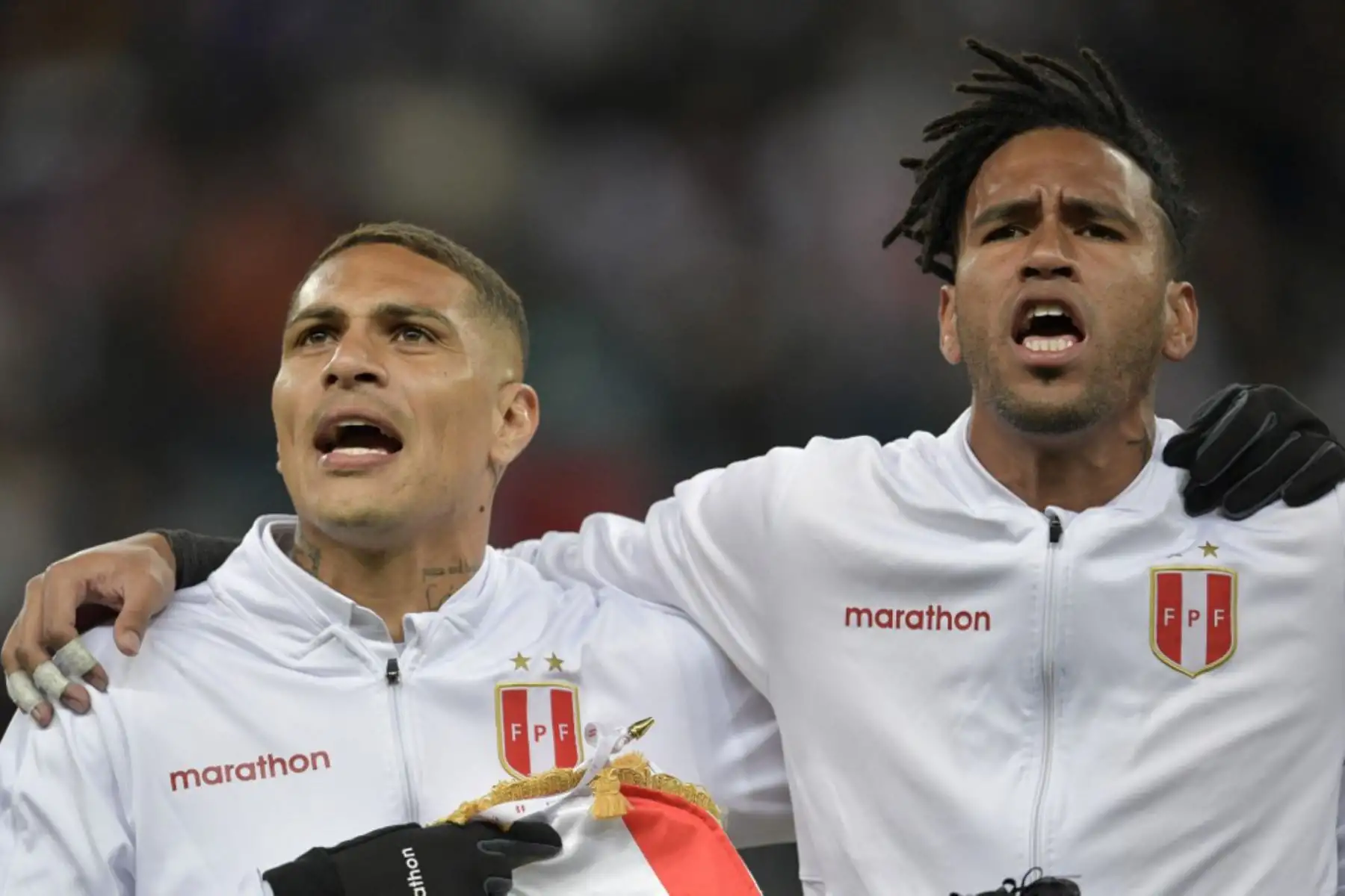 El arquero peruano Pedro Gallese y su compatriota, Paolo Guerrero, cantan el himno nacional antes del inicio de la semifinal del torneo de fútbol de la Copa América contra Chile en el Gremio Arena de Porto Alegre, Brasil.

Foto: AFP