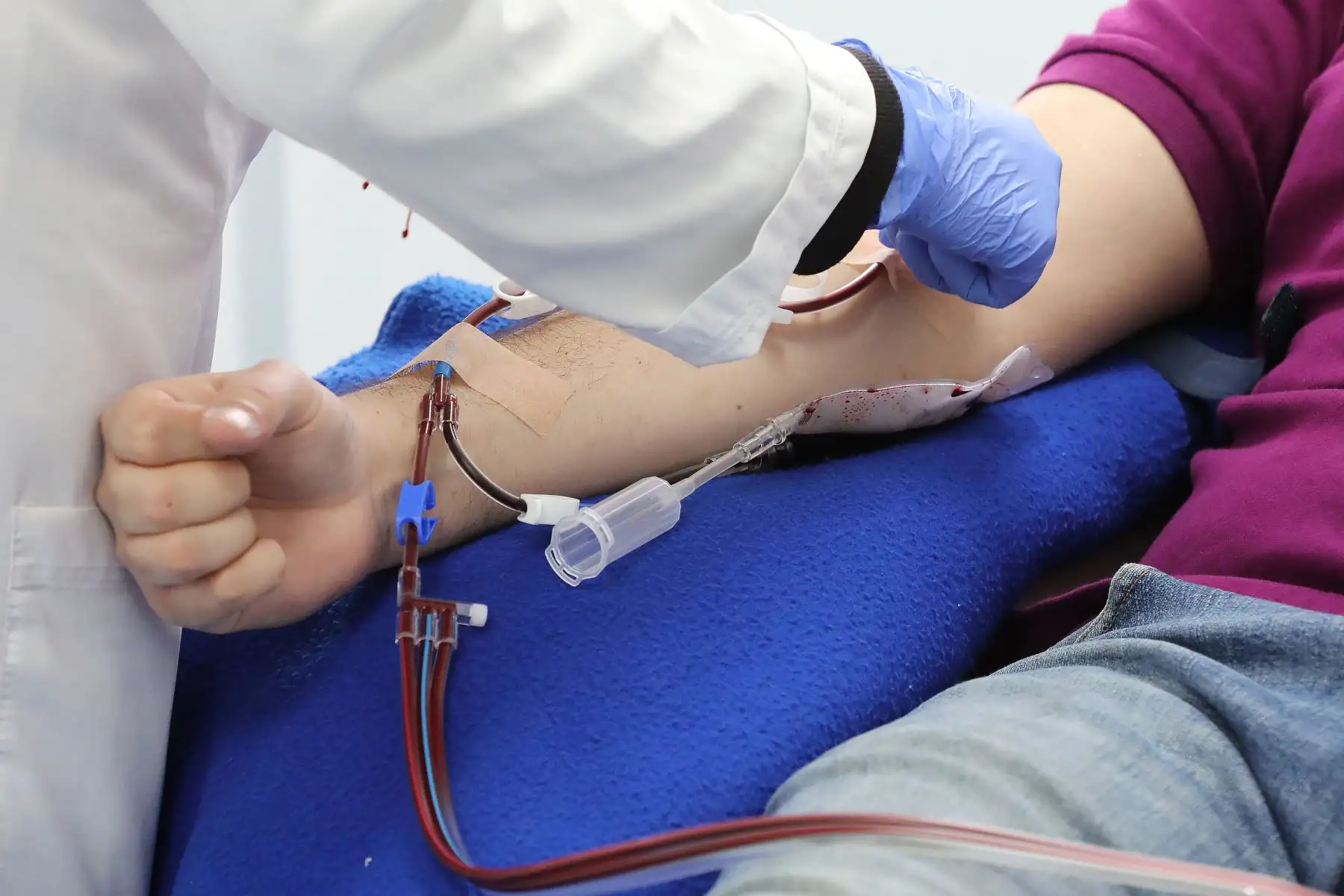 Un paciente dona plasma para tratar personas contagiadas con covid-19 hoy, en el Instituto Distrital de Ciencia Biotecnología e Innovación en Salud, en Bogotá (Colombia). Foto: EFE