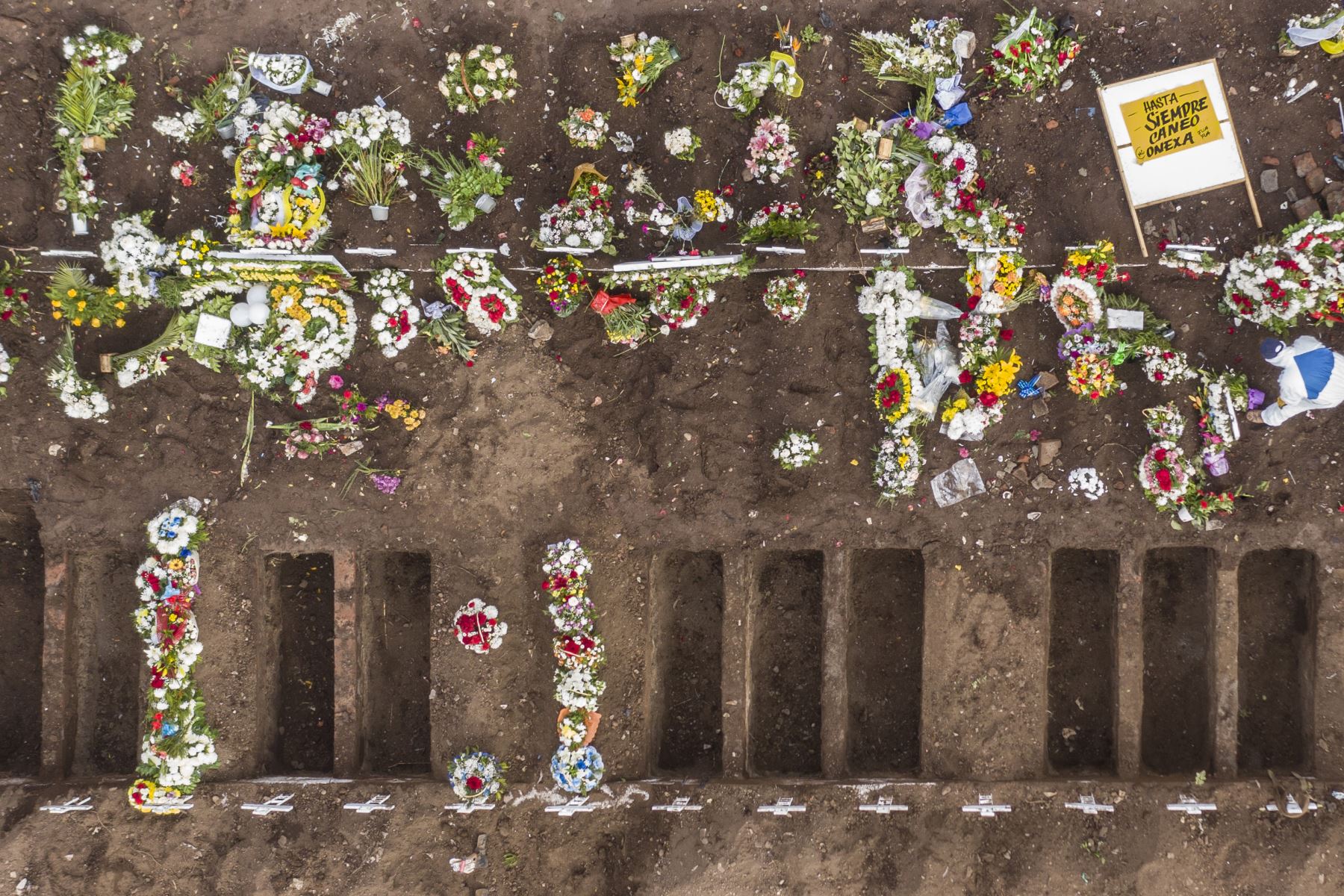 Vista aérea que muestra el entierro de una víctima de covid-19 en el Cementerio General de Santiago, en medio de la pandemia del nuevo coronavirus. Foto: AFP