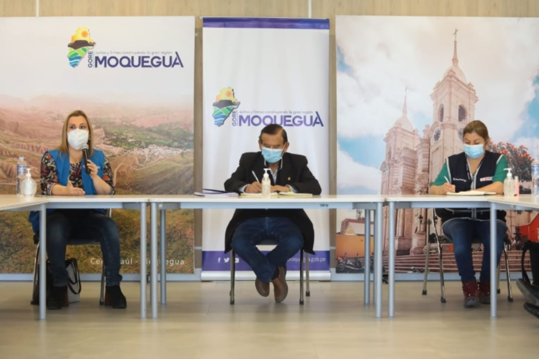 La presidenta ejecutiva de EsSalud, Fiorella Molinelli viajó hoy a Moquegua, para llevar adelante acciones conjuntas que buscan fortalecer la atención temprana de pacientes covid-19 en esa región del sur del país. Foto: EsSalud.
