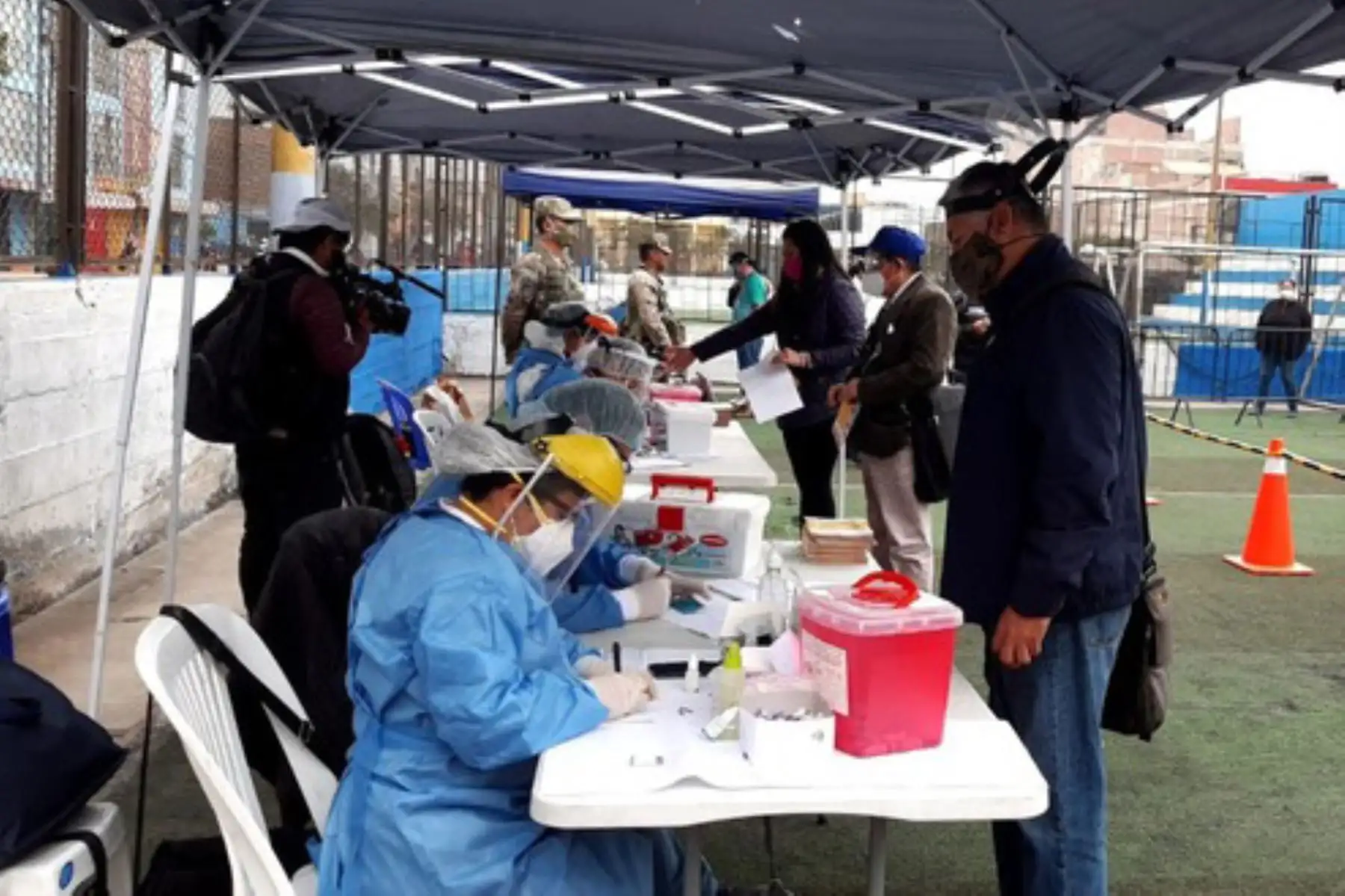 Brigadas de respuesta rápida del Ministerio de Salud, gobiernos locales, Policía Nacional y otras instituciones del Estado trabajan para identificar casos covid-19. Foto: ANDINA/difusión.