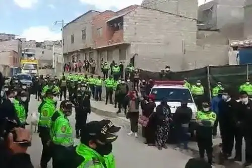 Despiden con honores a suboficial PNP fallecido por covid-19 en la región Pasco. ANDINA/Difusión