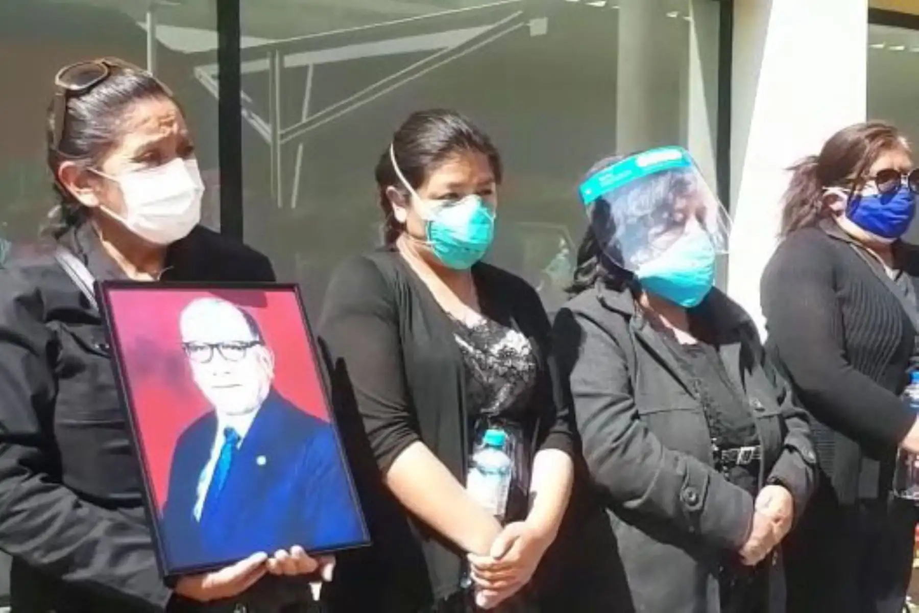 Familiares y amigos dieron el último adiós al licenciado en enfermería Armando Susaníbar Sandoval, quien perdió la batalla contra el covid-19. Foto: ANDINA/Difusión