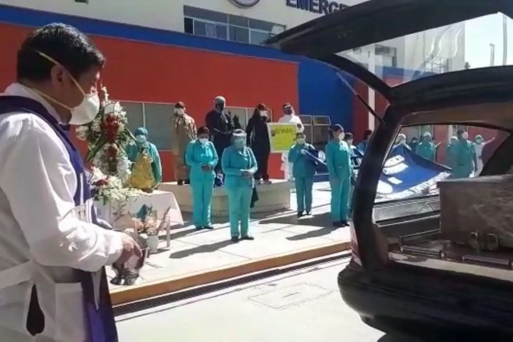 Familiares y amigos dieron el último adiós al licenciado en enfermería Armando Susaníbar Sandoval, quien perdió la batalla contra el covid-19. Foto: ANDINA/Difusión