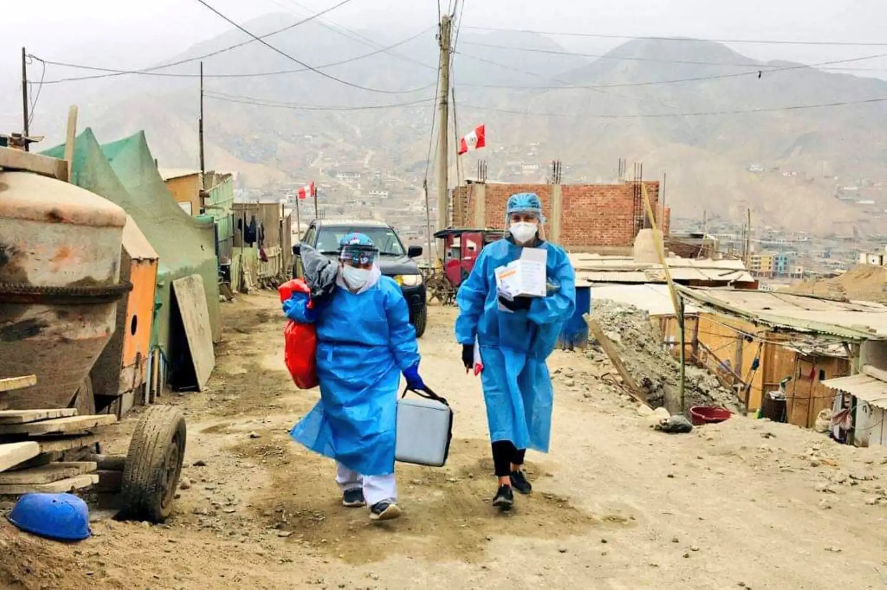 A bordo del Vacuna Móvil, equipos de Minsa recorrieron la zona de Ampliación de Manchay en Pachacámac para inmunizar a menores de 5 años, adultos mayores de 60 años, gestantes y personas con comorbilidades.
Foto: Minsa