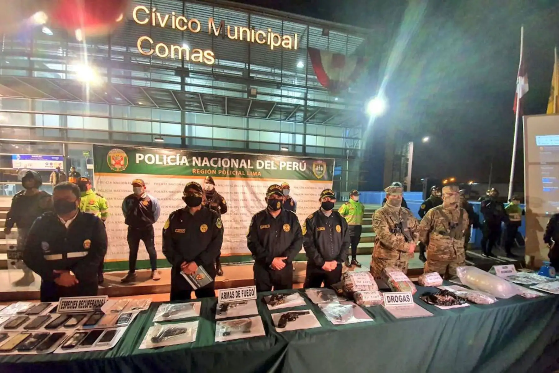 Comandante general Orlando Velasco Mujica,presenta material incautado en  el mega operativo policial "Fortaleza 2020", ejecutado en los diferentes distritos de la capital. 
Foto: Policía Nacional del Perú