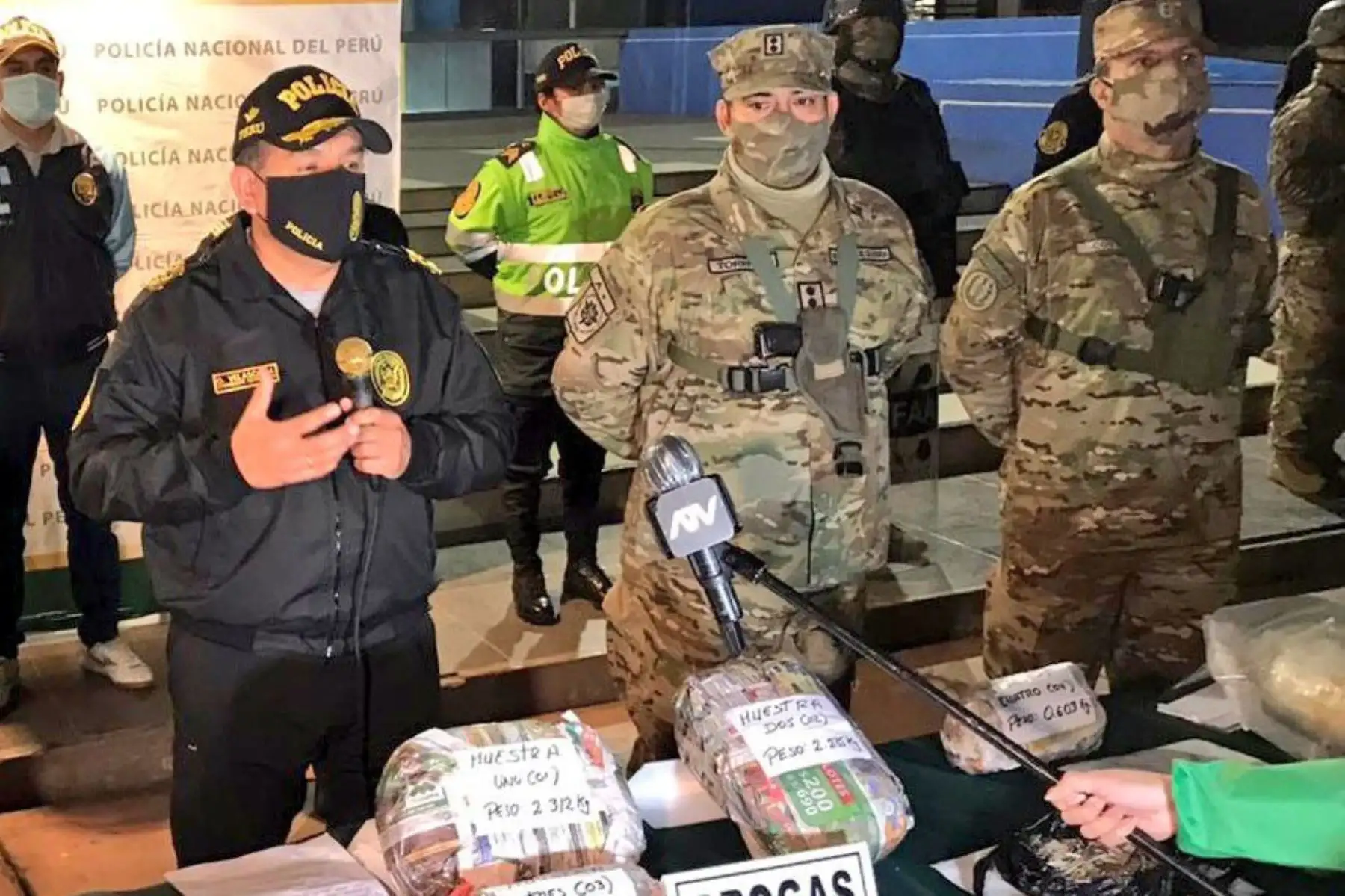 Comandante general Orlando Velasco Mujica,presenta material incautado en  el mega operativo policial "Fortaleza 2020", ejecutado en los diferentes distritos de la capital. 
Foto: Policía Nacional del Perú