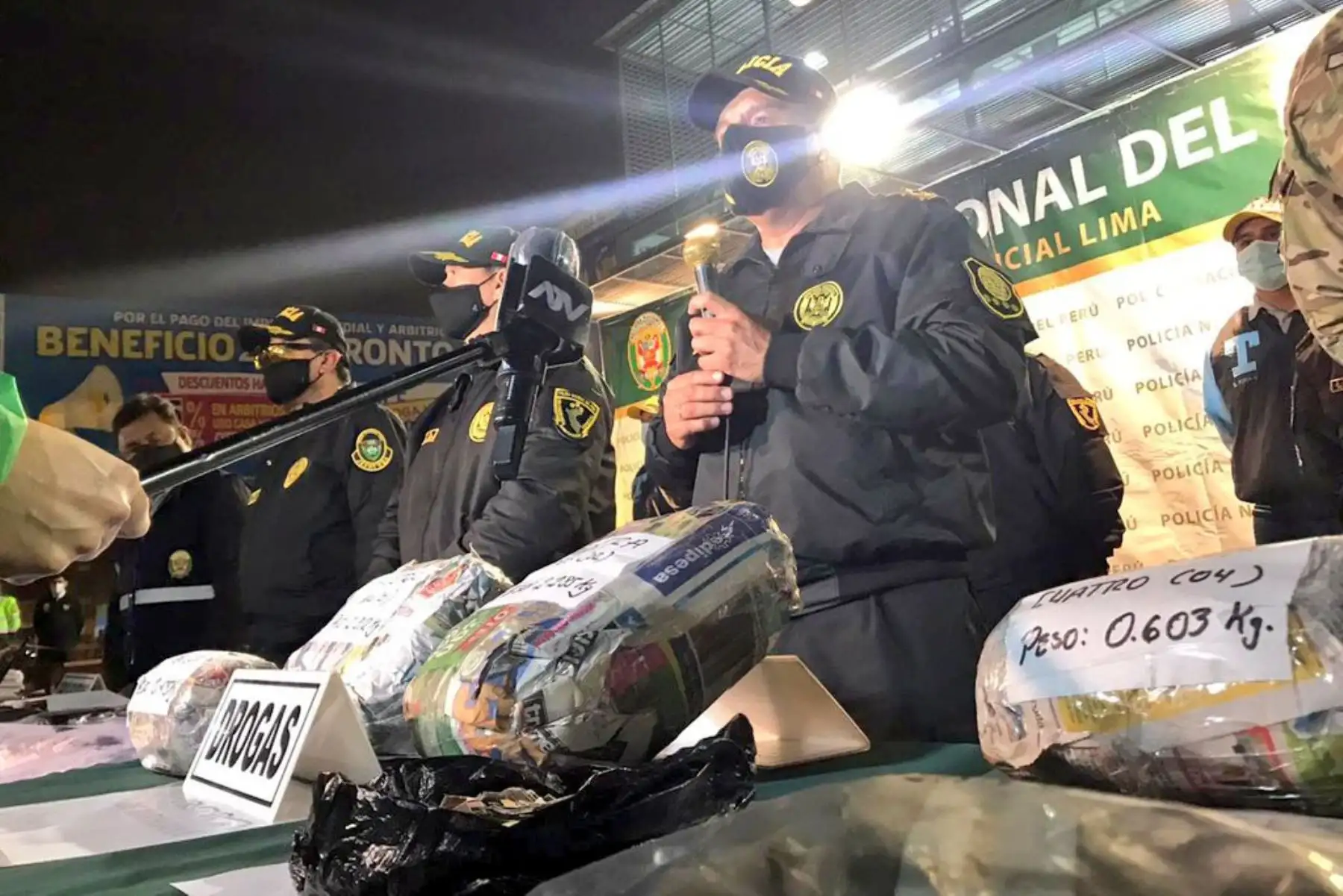 Comandante general Orlando Velasco Mujica,presenta material incautado en  el mega operativo policial "Fortaleza 2020", ejecutado en los diferentes distritos de la capital. 
Foto: Policía Nacional del Perú