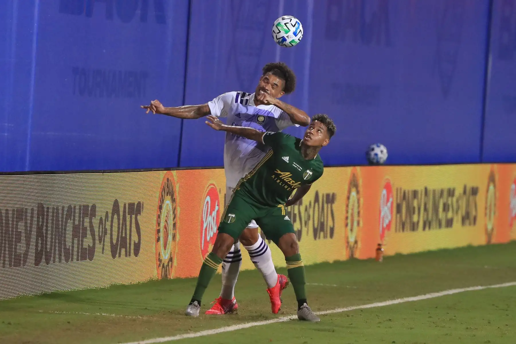 El jugador, Junior Urso, de Orlando City lucha por el balón contra Andy Polo de Portland Timbers durante el partido final del Torneo MLS Is Back. Foto: AFP