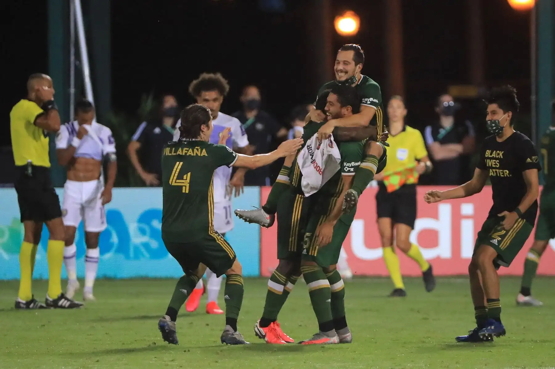 Jorge Villafana, Chris Duvall y Sebastian Blanco de Portland Timbers celebran tras derrotar a Orlando City 2-1 en el partido final del MLS Is Back. Foto: AFP