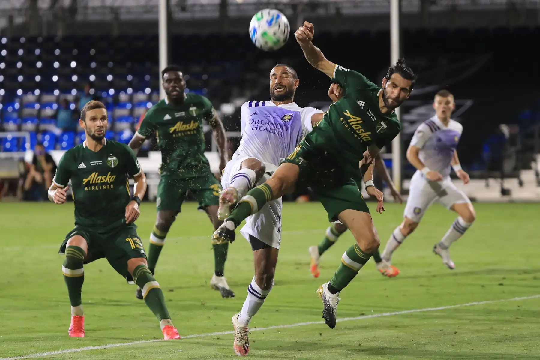 Diego Valeri de Portland Timbers lucha el balón contra Tesho Akindele de Orlando City durante el partido final del Torneo MLS Is Back. Foto: AFP