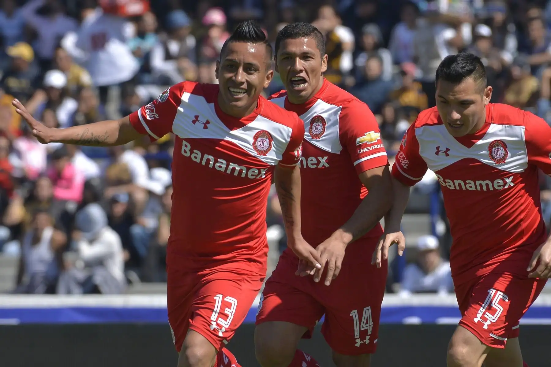 El delantero del Toluca, Christian Cueva, celebra con sus compañero de club Richard Ortiz y Antonio Ríos tras anotar un gol al Pumas durante el Torneo Clausura Mexicano 2016. Debutó por el Toluca en el año 2015. Foto: AFP