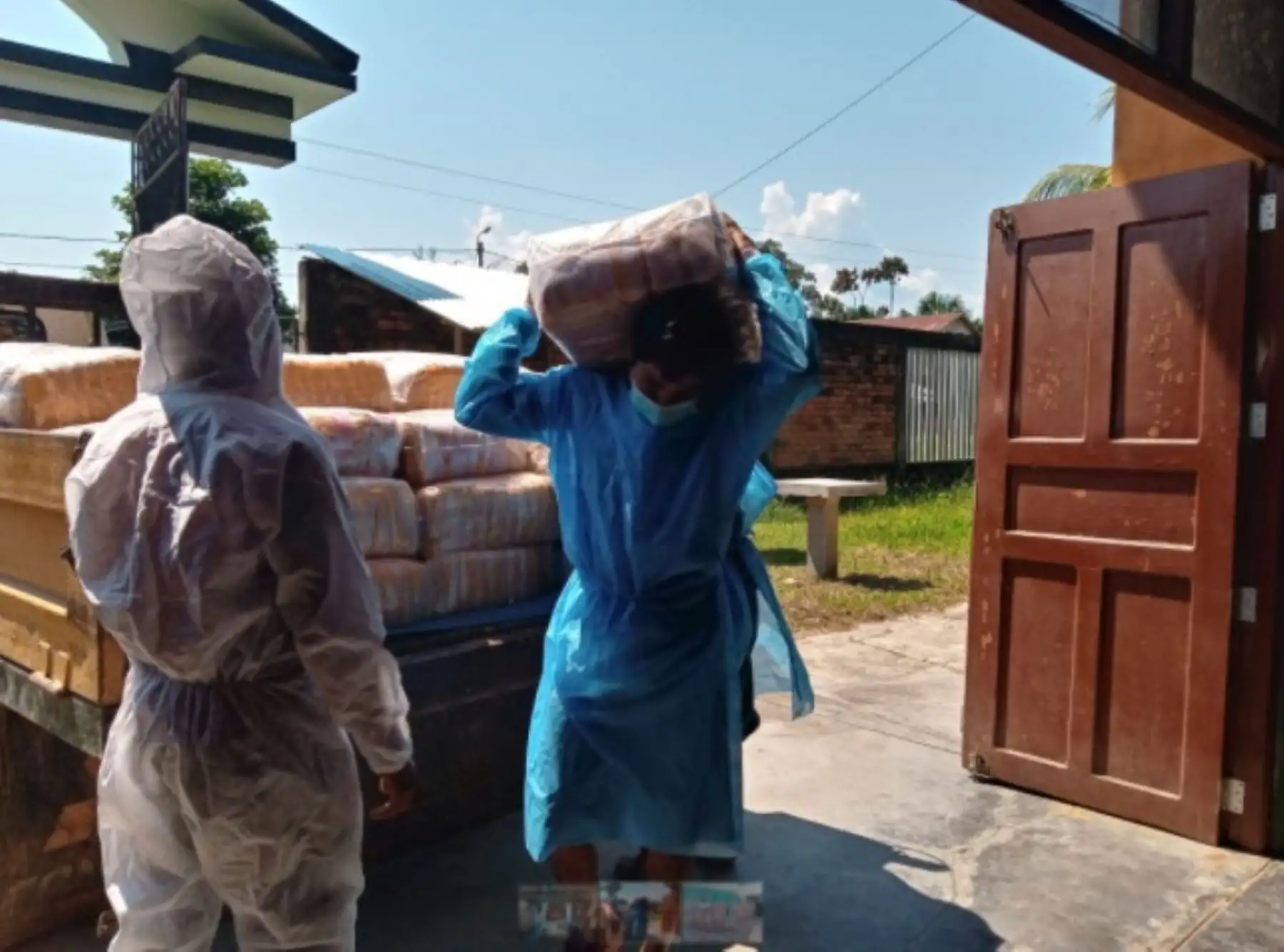 El Programa Nacional de Alimentación Escolar Qali Warma entrega 74.13 toneladas de productos de calidad e inocuos para 7,000 ciudadanos pertenecientes a 37 comunidades de los pueblos indígenas awajún, ubicados en el distrito de Manseriche, provincia de Datem del Marañón, región Loreto, en la frontera con Ecuador.