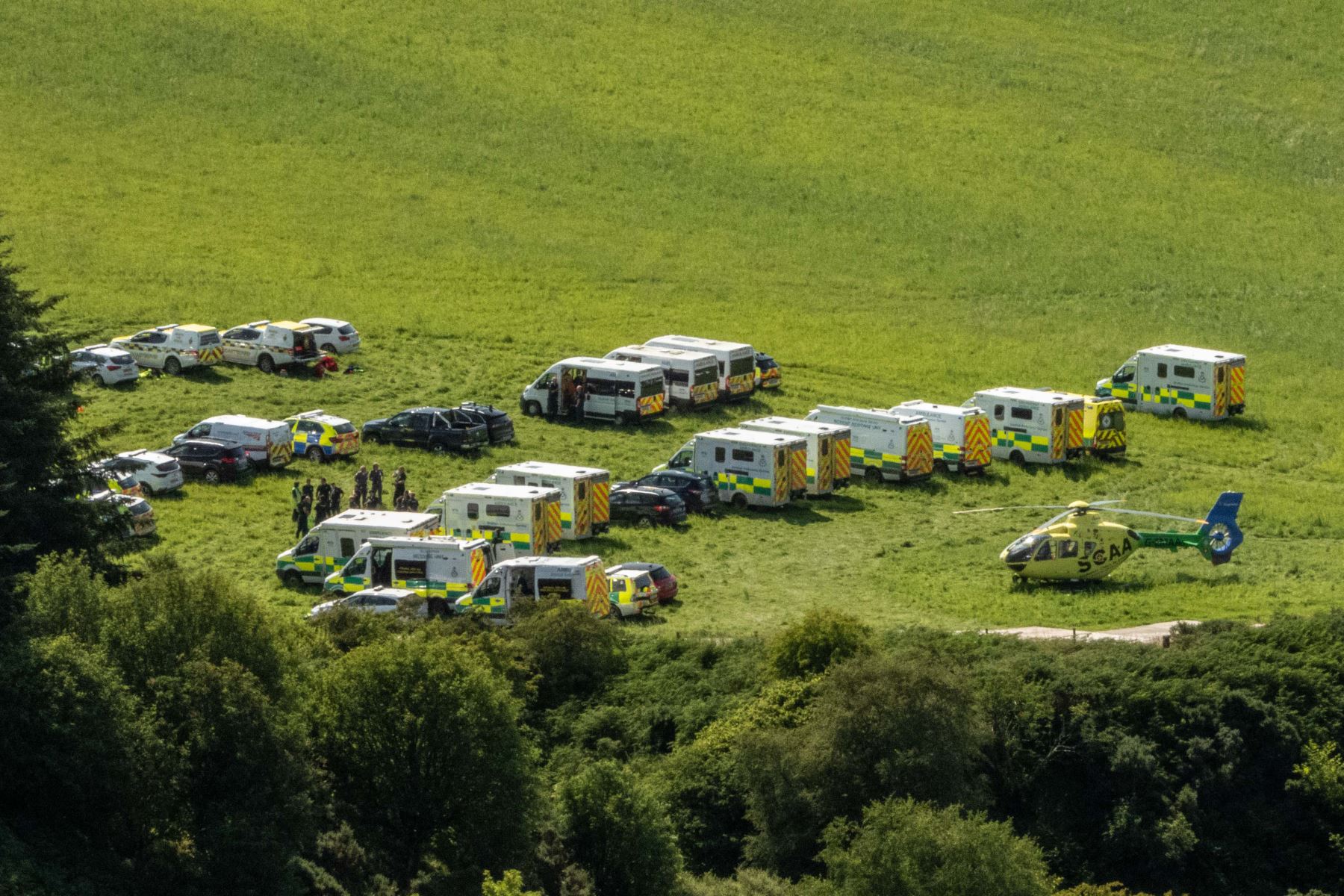 Equipos de respuesta de emergencia están estacionados cerca de la escena de un accidente de tren en Stonehaven en el noreste de Escocia.   

Foto:AFP