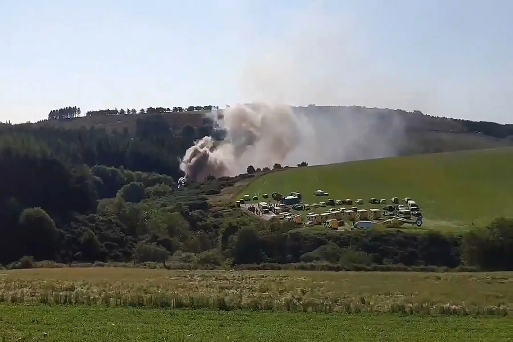 Una imagen fija tomada de un video muestra humo saliendo de la escena de un accidente de tren cerca de Stonehaven en el noreste de Escocia 

Foto:AFP
