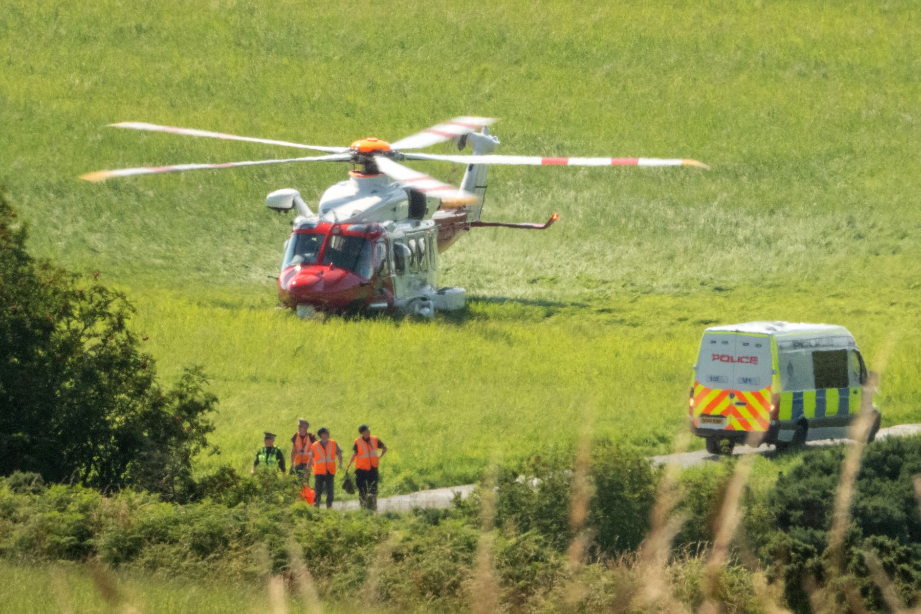 Equipos de respuesta de emergencia están estacionados cerca de la escena de un accidente de tren en Stonehaven en el noreste de Escocia. 

Foto:AFP