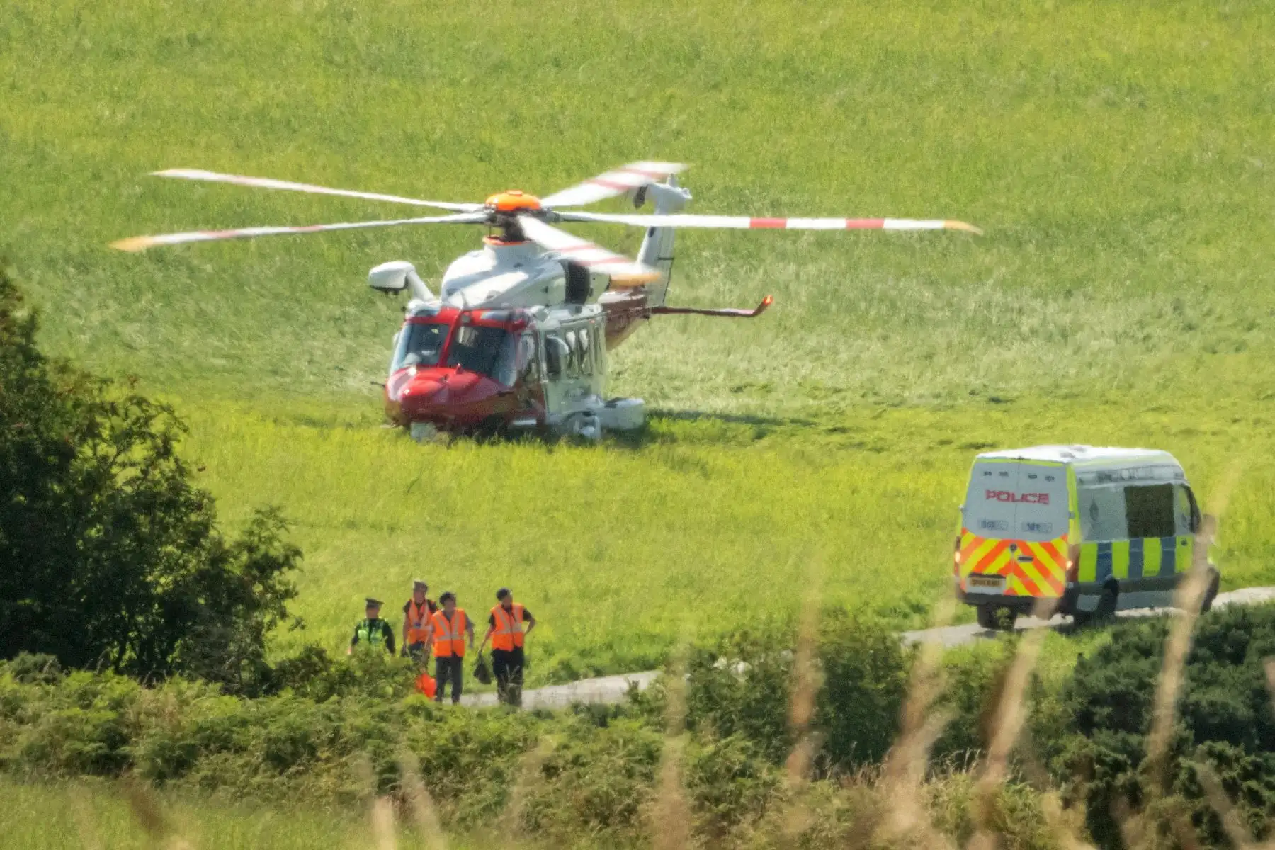 Equipos de respuesta de emergencia están estacionados cerca de la escena de un accidente de tren en Stonehaven en el noreste de Escocia. 

Foto:AFP