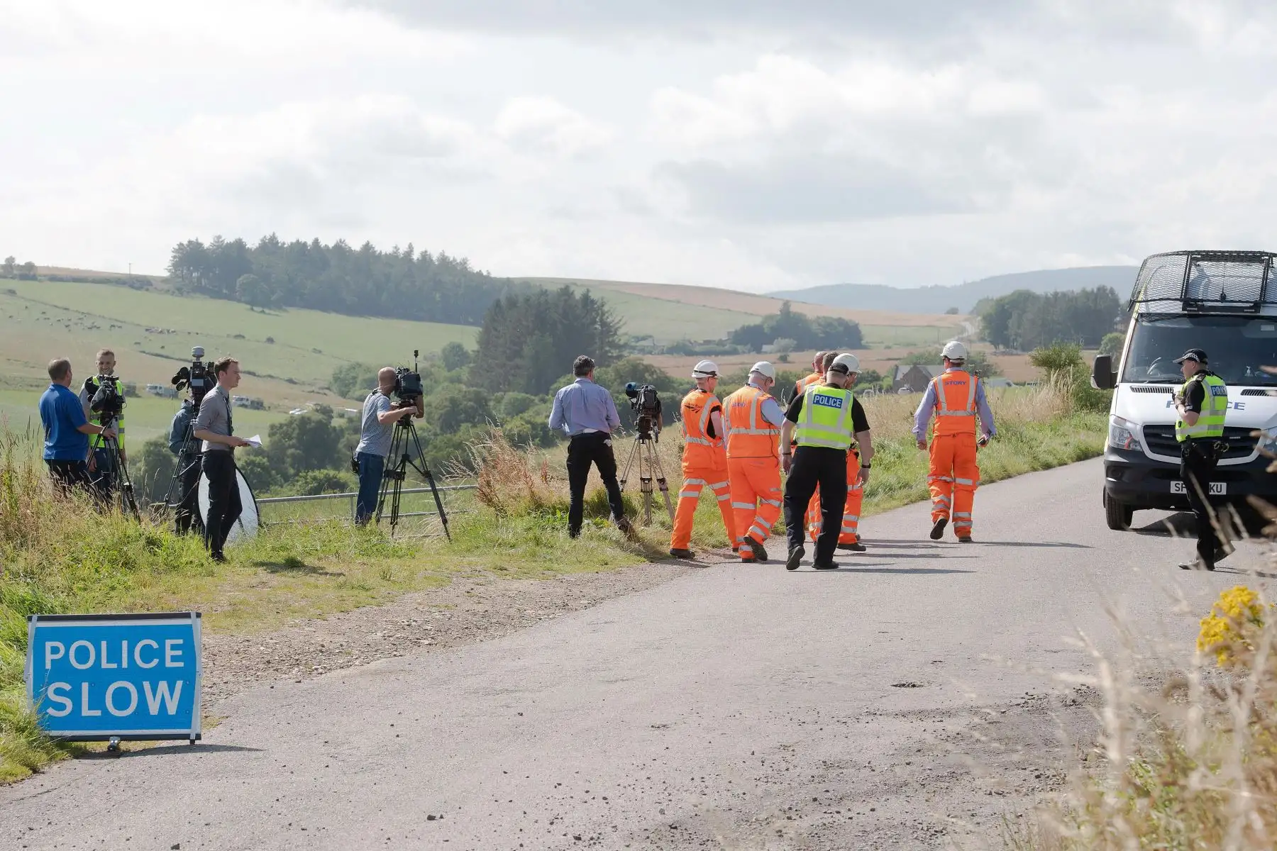 Equipos de respuesta de emergencia están estacionados cerca de la escena de un accidente de tren en Stonehaven en el noreste de Escocia. 

Foto:AFP