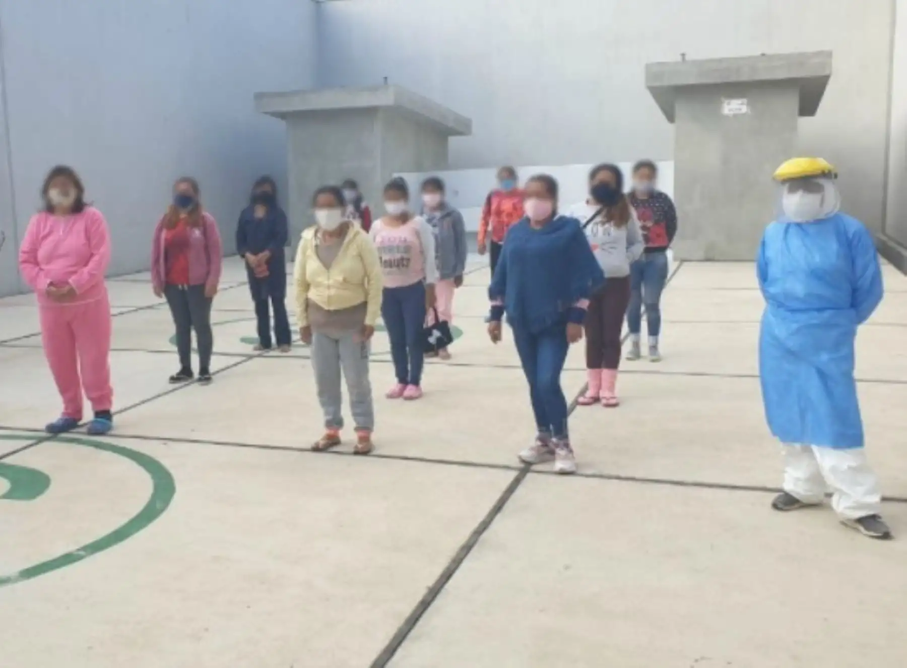 Un grupo de once internas del establecimiento penitenciario de Cajamarca fueron dadas de alta médica luego de recuperarse en su lucha contra el coronavirus, gracias a la atención de los profesionales del área de salud del Instituto Nacional Penitenciario (INPE) que llevan a cabo el Plan de Acción Frente al Riesgo de Introducción de la Covid-19 en los penales del país.