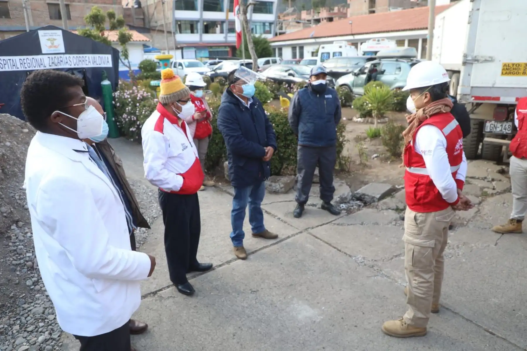 El Gobierno peruano, a través de la articulación de Produce, trasladó esta mañana a la región de Huancavelica 333 cajas con equipos de protección personal (EPP) y medicinas para el cuerpo médico y pacientes. Foto: ANDINA/Produce