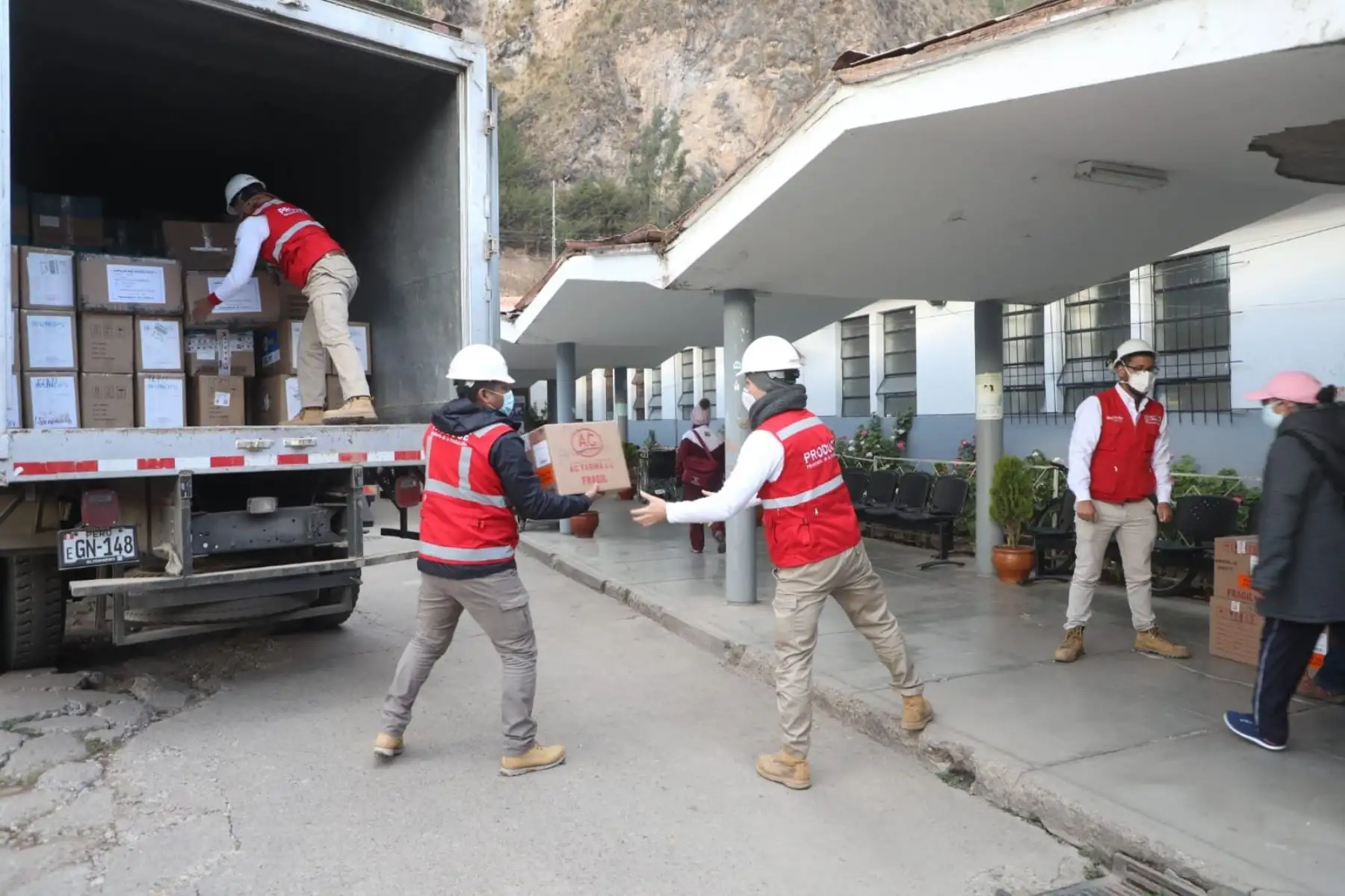 El Gobierno peruano, a través de la articulación de Produce, trasladó esta mañana a la región de Huancavelica 333 cajas con equipos de protección personal (EPP) y medicinas para el cuerpo médico y pacientes. Foto: ANDINA/Produce