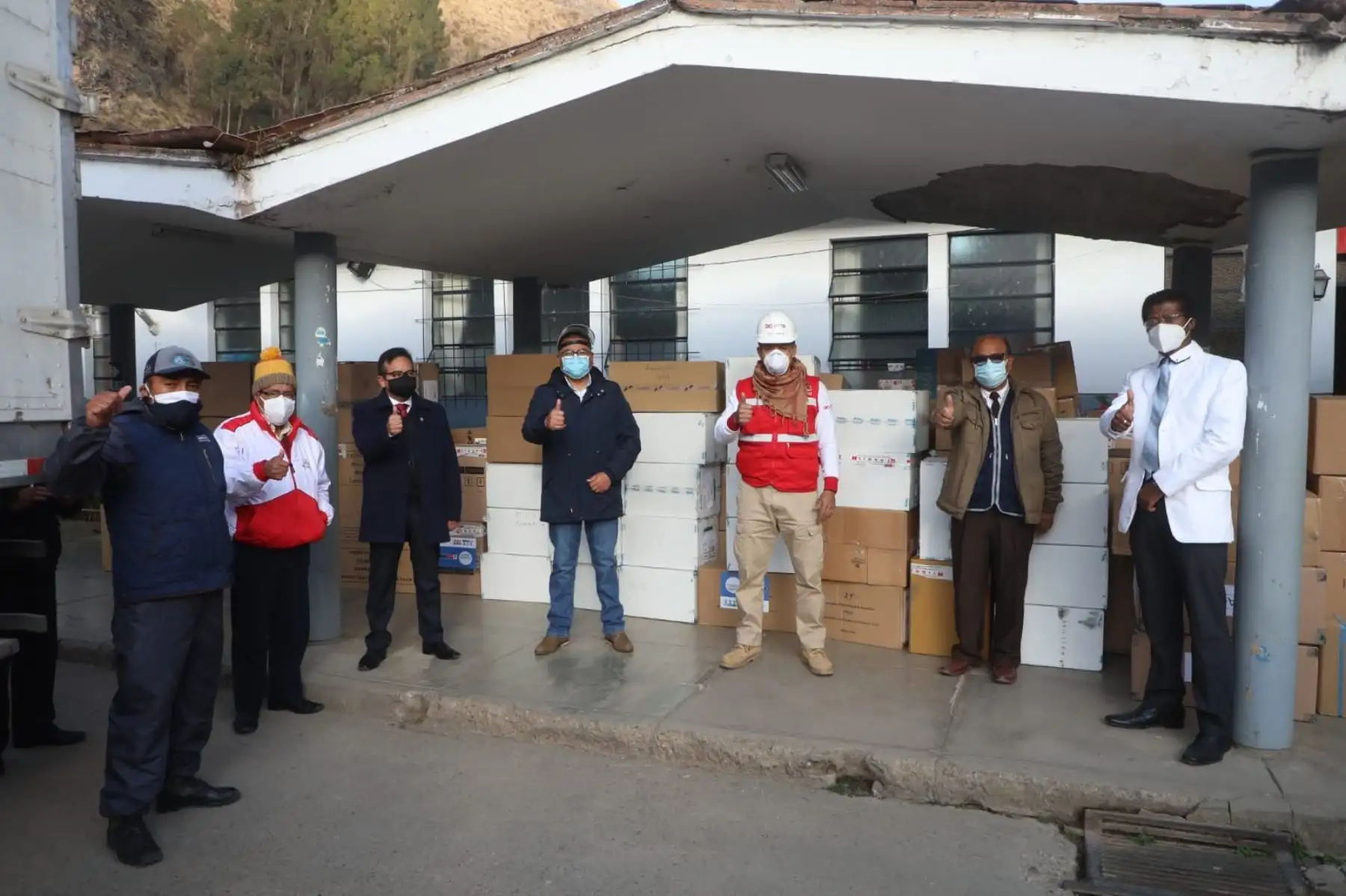 El Gobierno peruano, a través de la articulación de Produce, trasladó esta mañana a la región de Huancavelica 333 cajas con equipos de protección personal (EPP) y medicinas para el cuerpo médico y pacientes. Foto: ANDINA/Produce