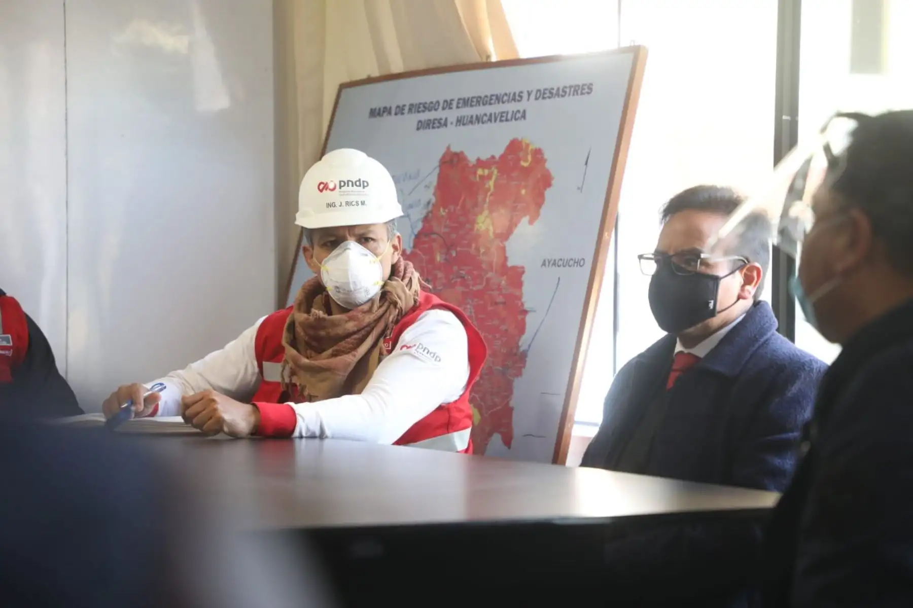 El coordinador ejecutivo del Programa Nacional de Diversificación Productiva, Jonatan Ríos, sostuvo una reunión con el Gobernador de Huancavelica y representantes de los hospitales de la región para coordinar sus distribución. Foto: ANDINA/Produce