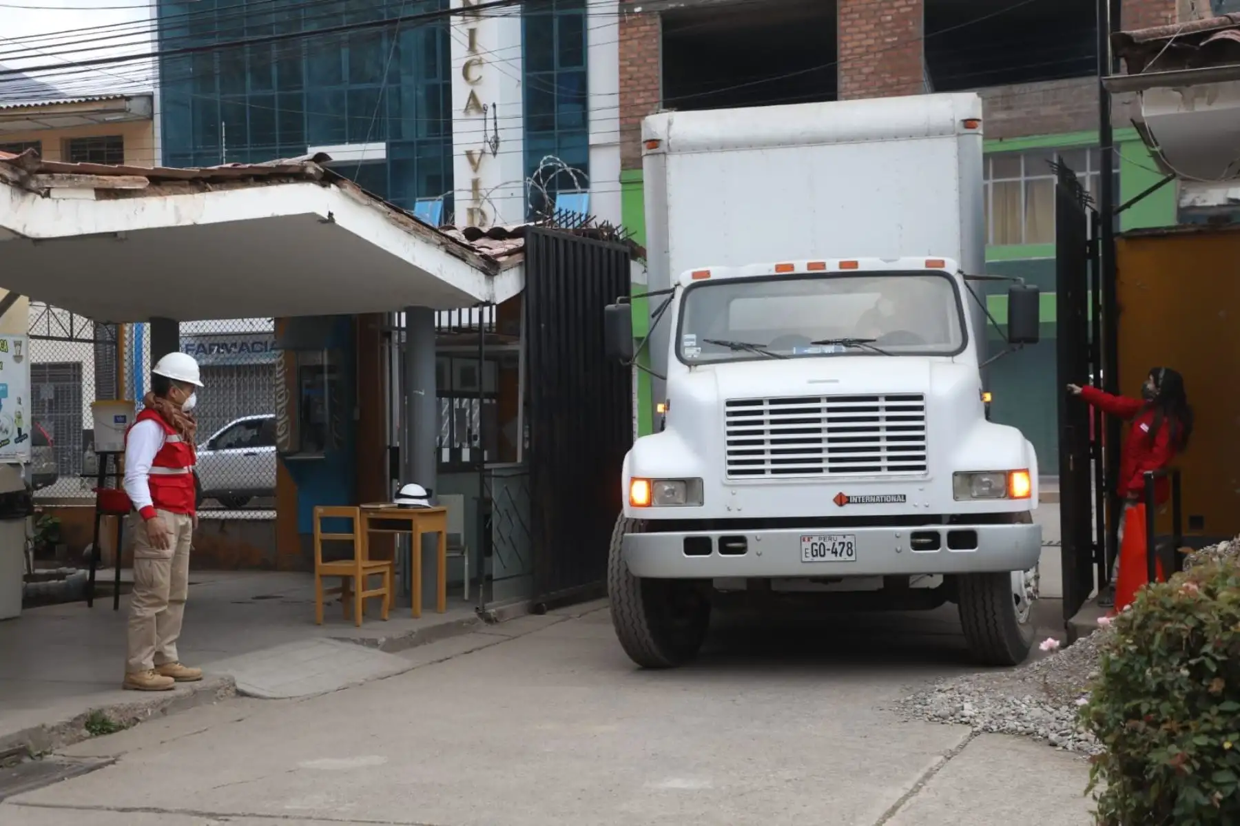 El Gobierno peruano, a través de la articulación de Produce, trasladó esta mañana a la región de Huancavelica 333 cajas con equipos de protección personal (EPP) y medicinas para el cuerpo médico y pacientes. Foto: ANDINA/Produce