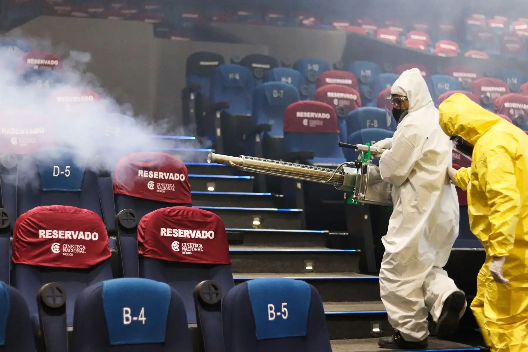 Trabajadores sanitarios de la Cineteca Nacional desinfectan hoy las salas de proyección previo a su reapertura, en Ciudad de México (México). Foto: EFE